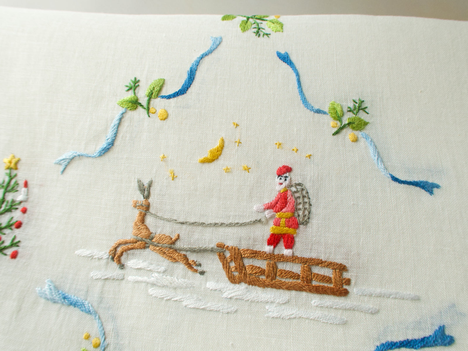 Italian Figural Christmas Linen Tablecloth & 12 Napkins 68x106”