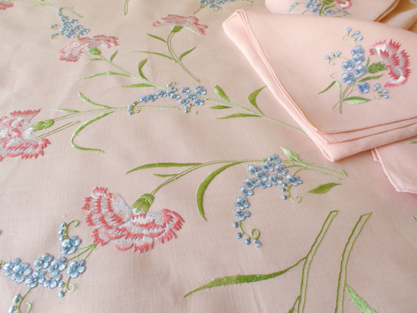 Dianthus Vintage Hand Embroidered 94" Round Tablecloth 24 Napkins