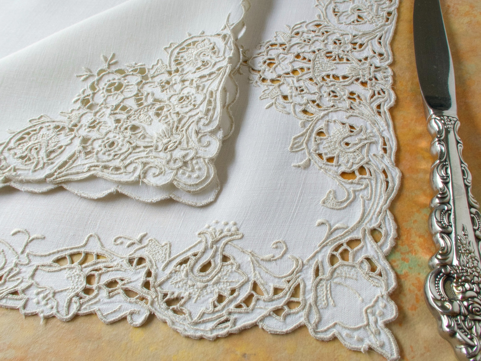 Elegant Richelieu Vintage Madeira 16pc Placemat Set for 8