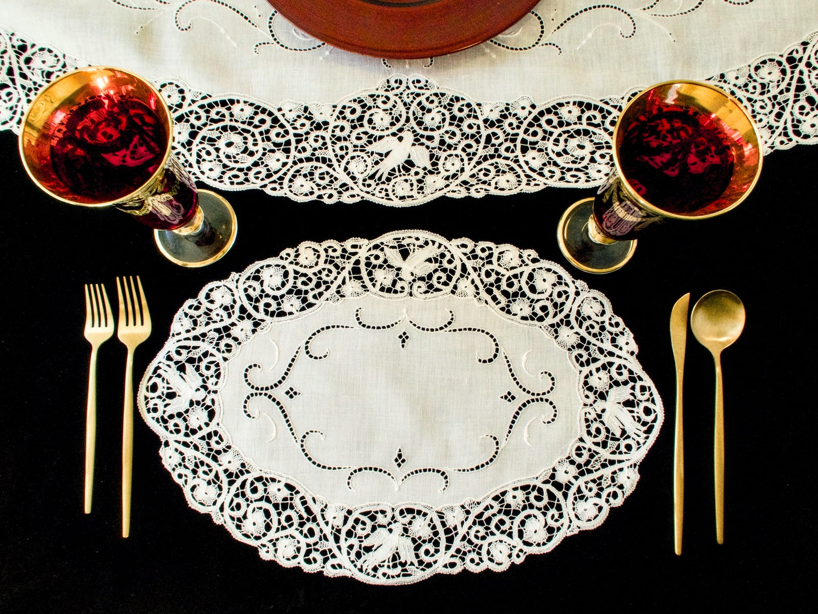 Bird Motif Vintage Cantu Lace 13pc Oval Placemat Set for 12
