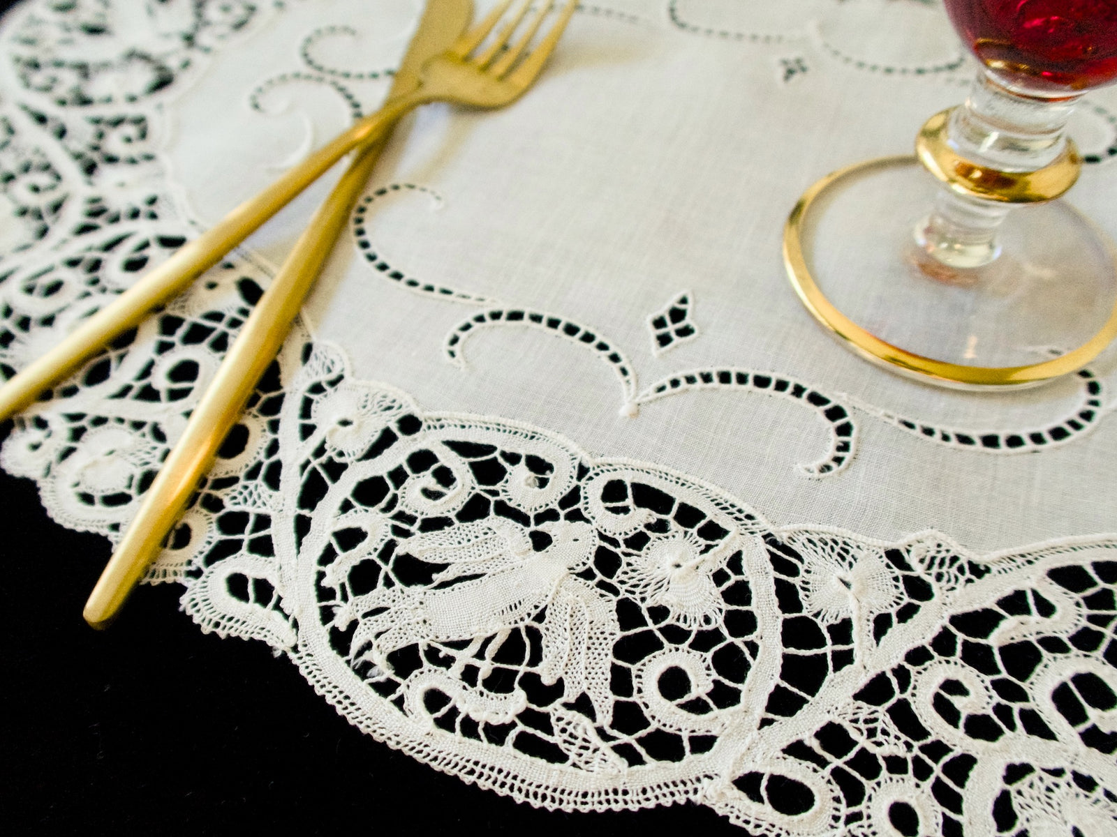 Bird Motif Vintage Cantu Lace 13pc Oval Placemat Set for 12