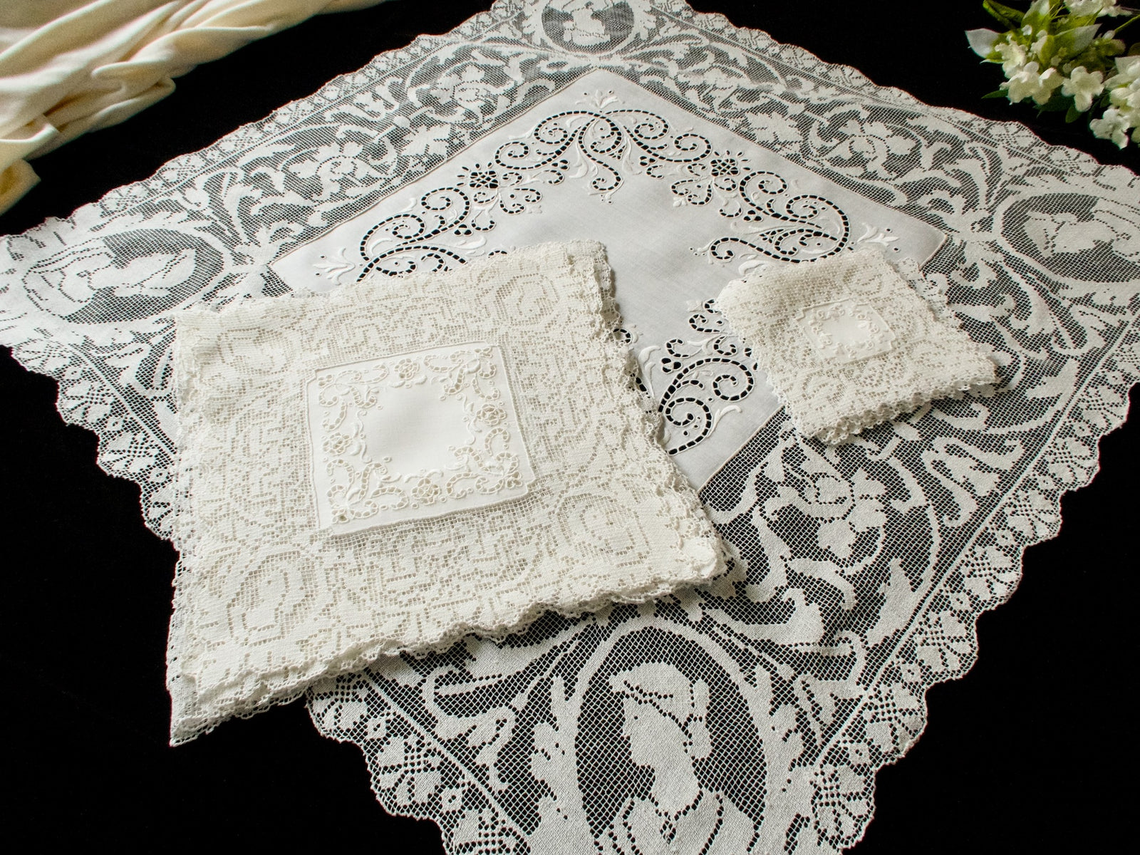 Striking & Unusual Vintage Lace 17 pc Placemat Set for 8