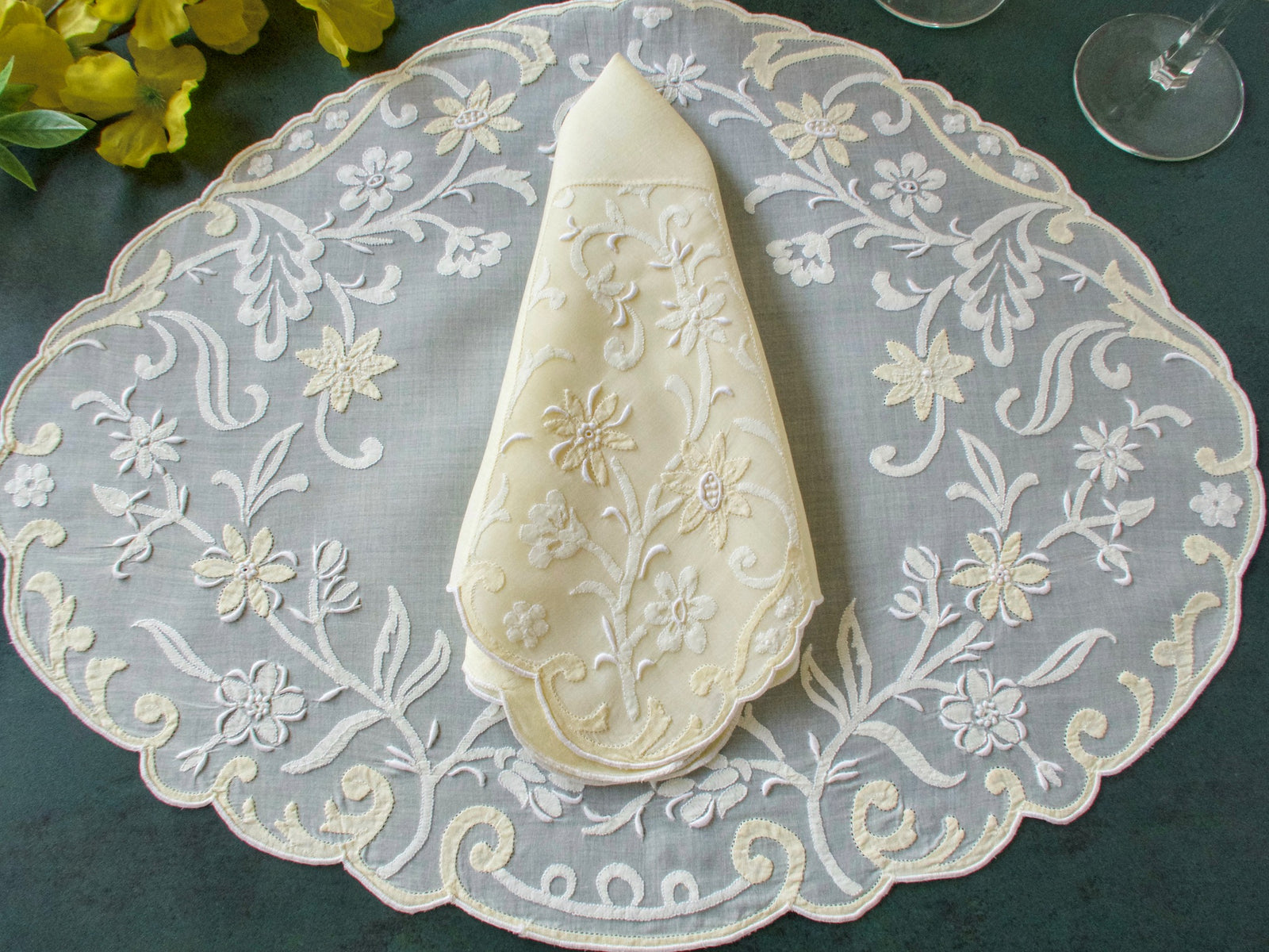 Striking & Lovely Vintage Madeira 12pc Placemat Set for 6