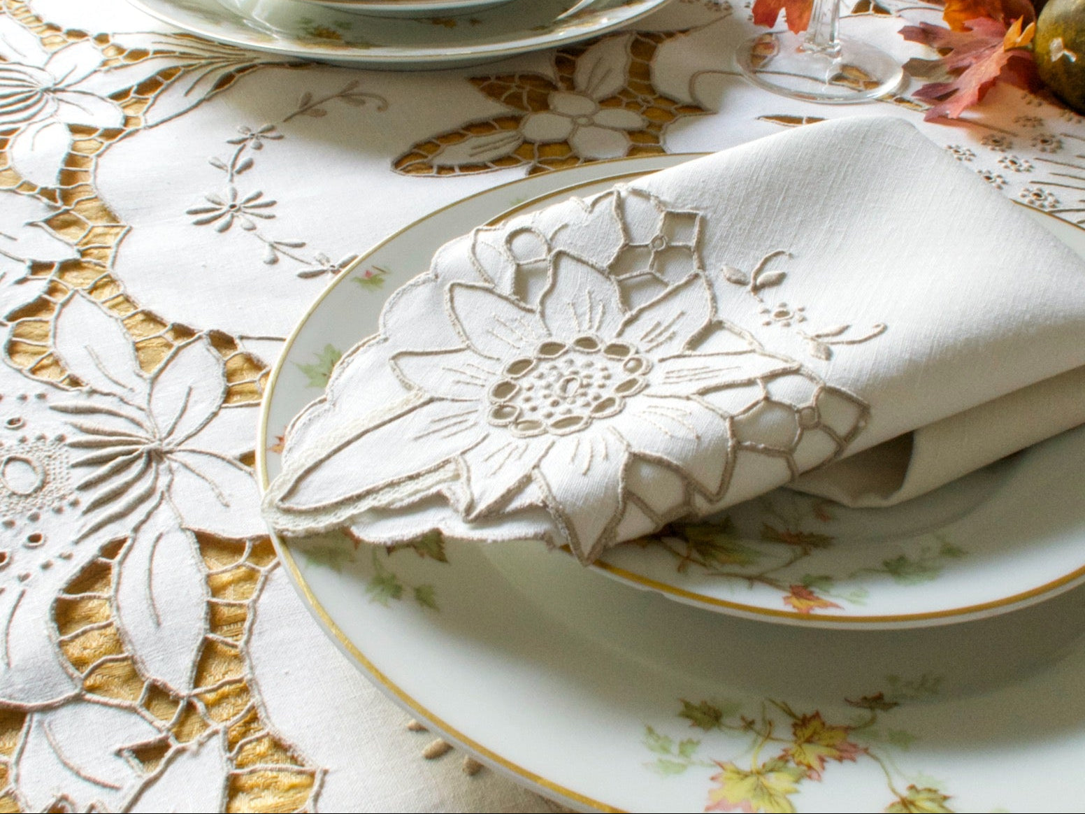 Daisies & More Vintage Madeira Linen Tablecloth & 12 Napkins 66 x104"