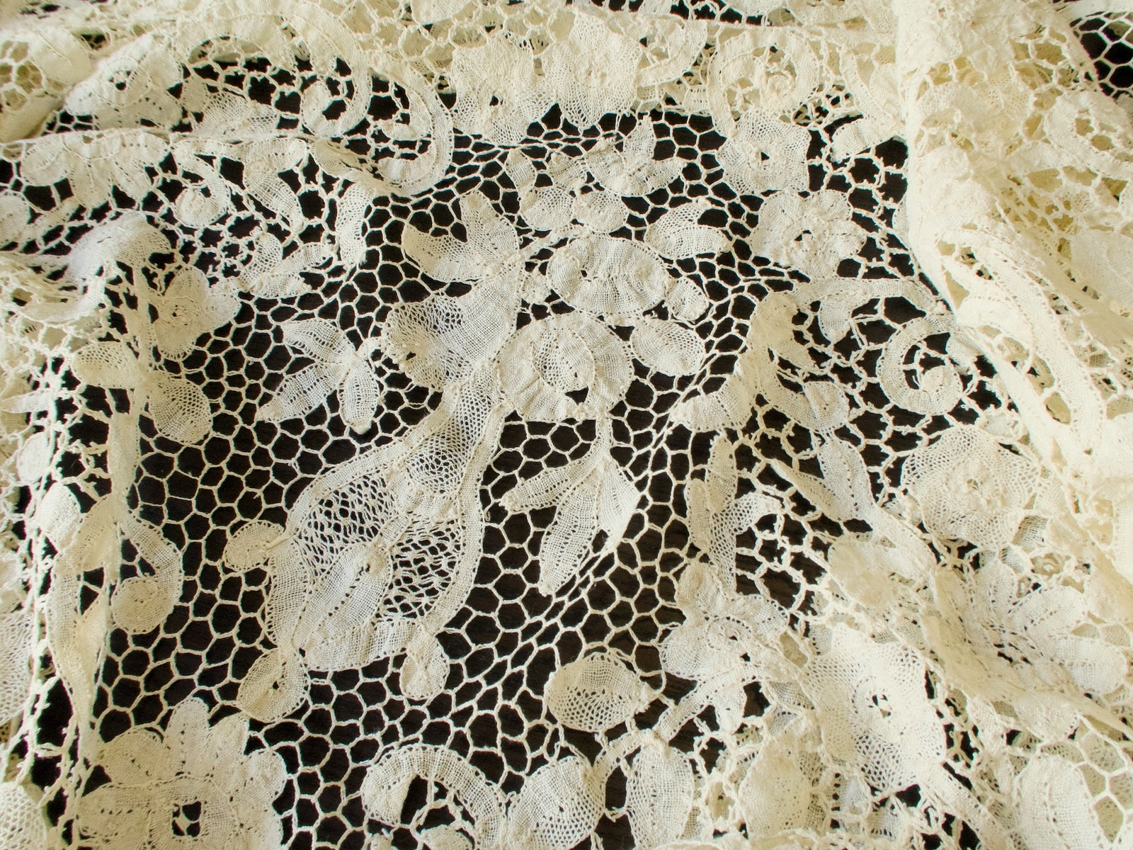 Cherubs, Fruits & Flowers Vintage Handmade Bobbin Lace Tablecloth 74x110"