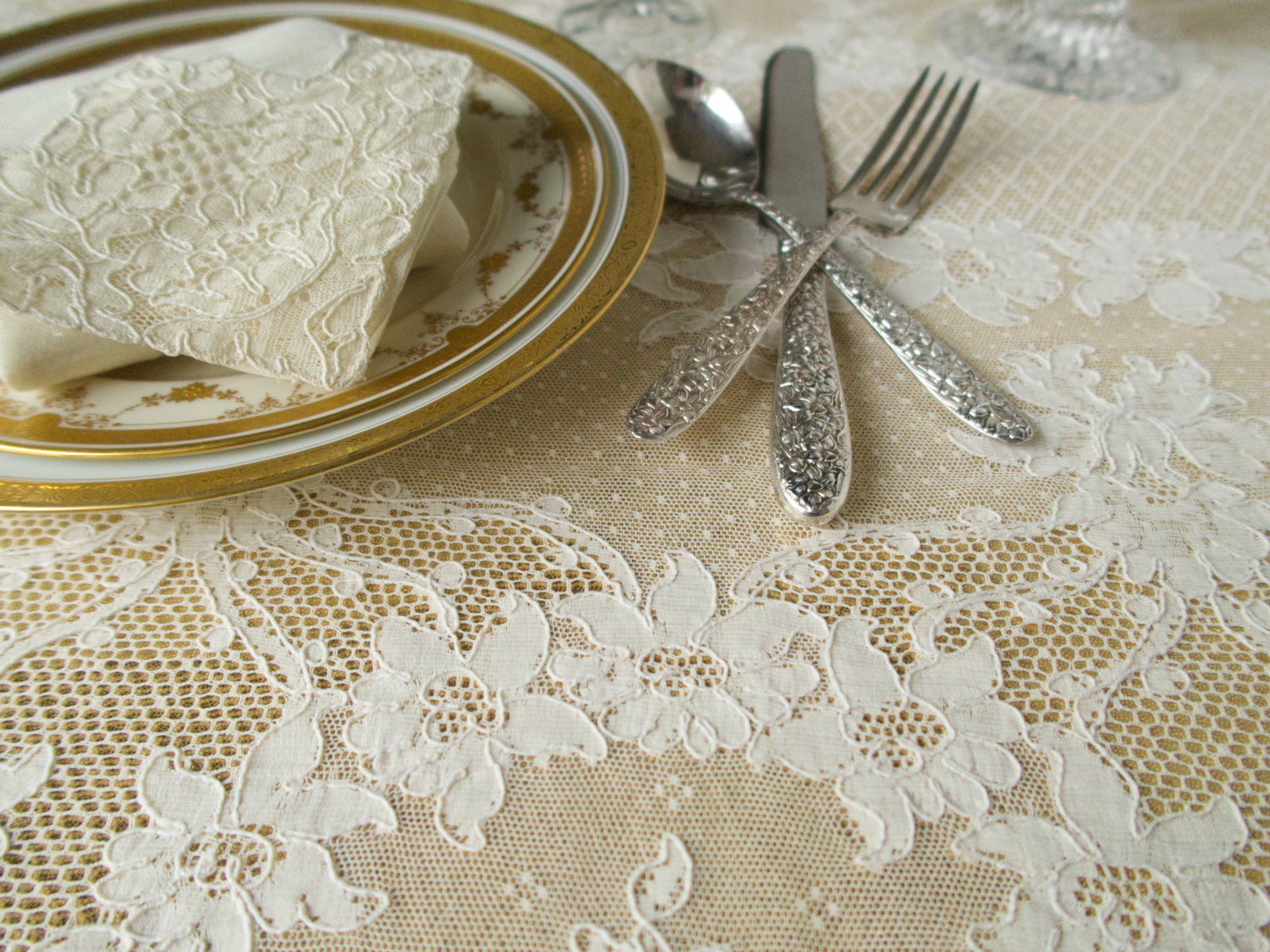 Pretty Floral Vintage Alencon Lace Tablecloth 66x108"