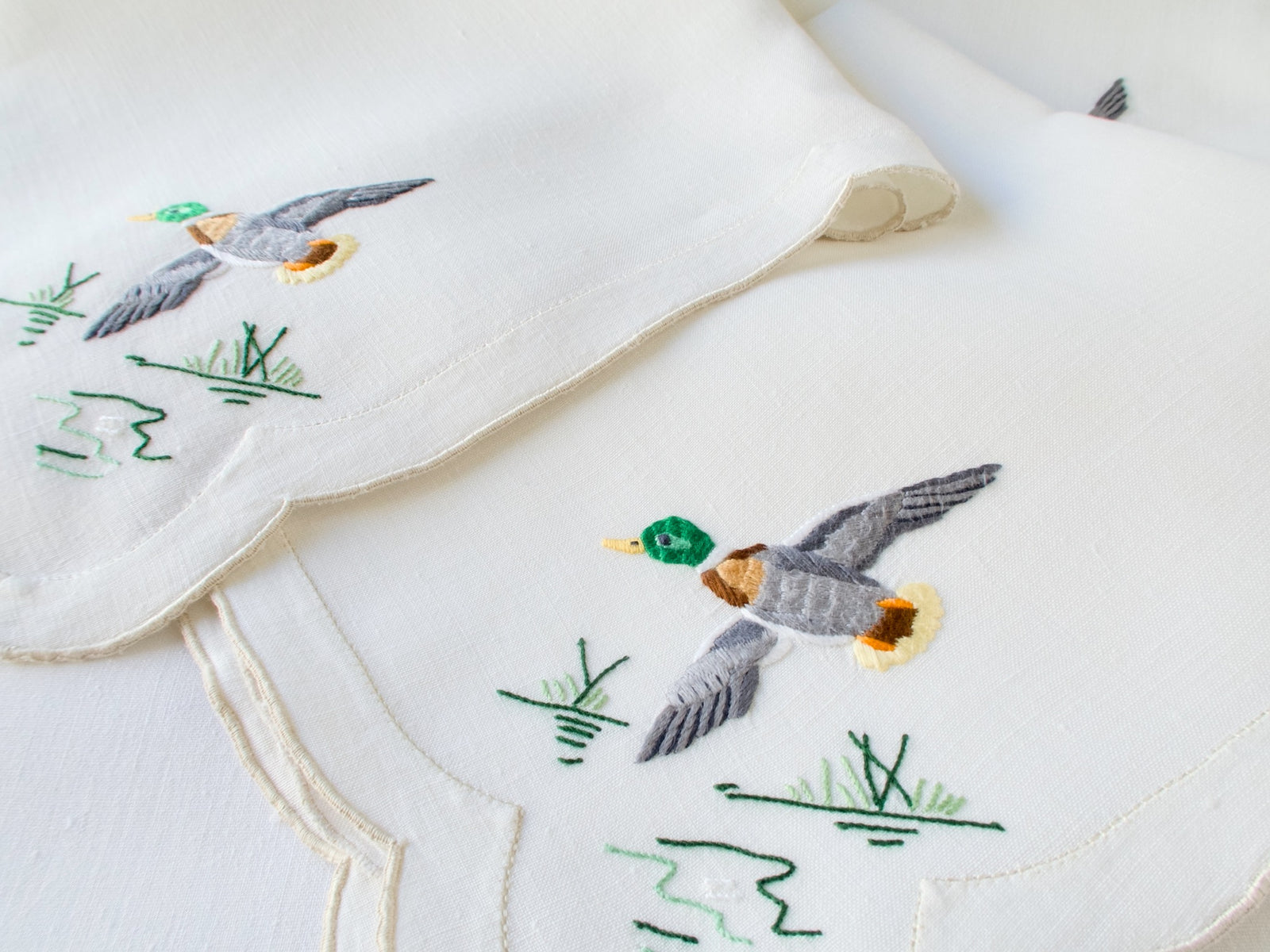 Mallards in Flight Vintage Madeira Tablecloth & 12 Napkins 68x116