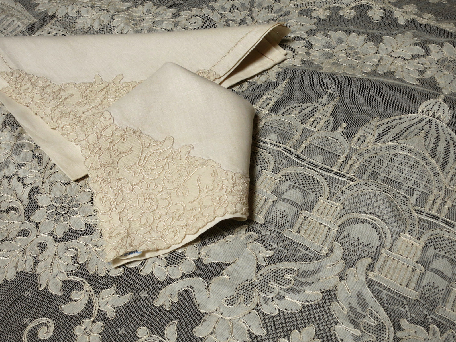 Venice Scenes Winged Horses Vintage Alencon Lace 108" Tablecloth 12 Napkins