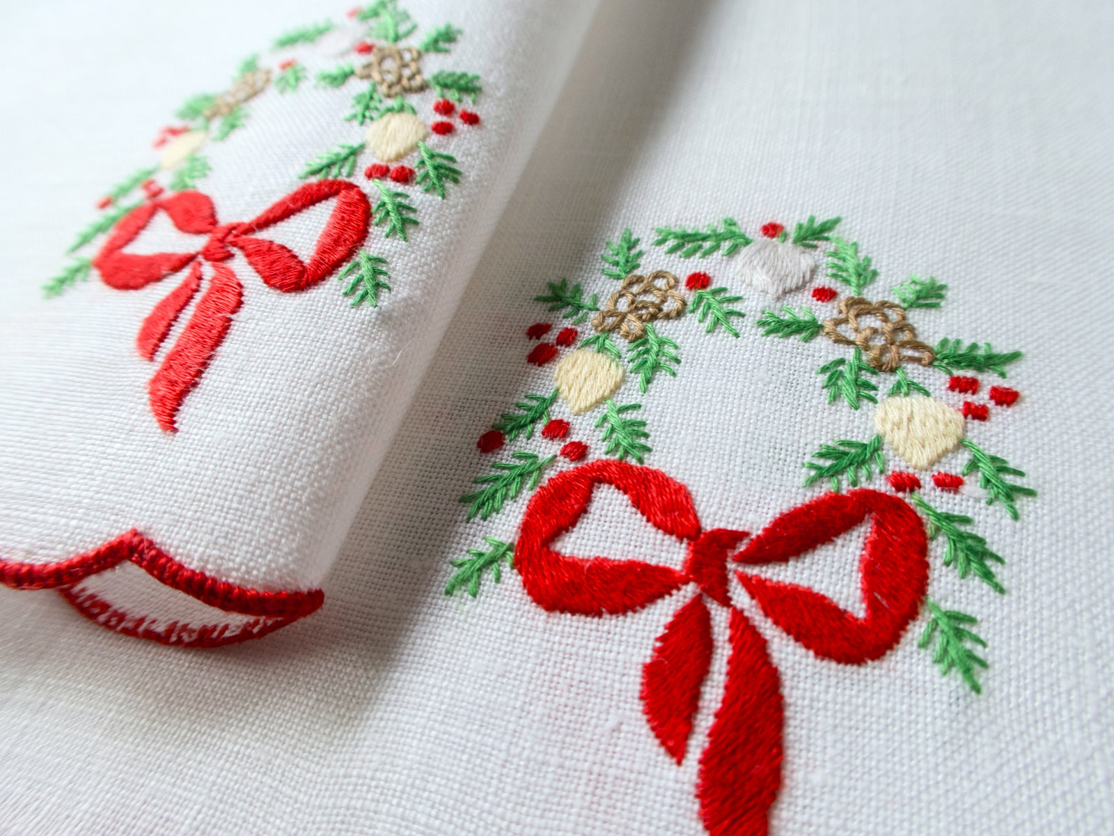 Red Bow & Holiday Wreath Vintage Linen Cocktail Napkins, Set of 8