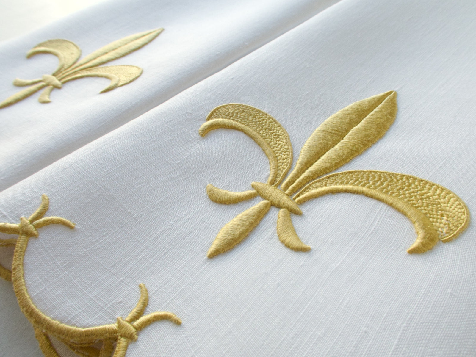 "Fleur de Lys" Marghab Vintage Linen Guest Towels, Set of 2
