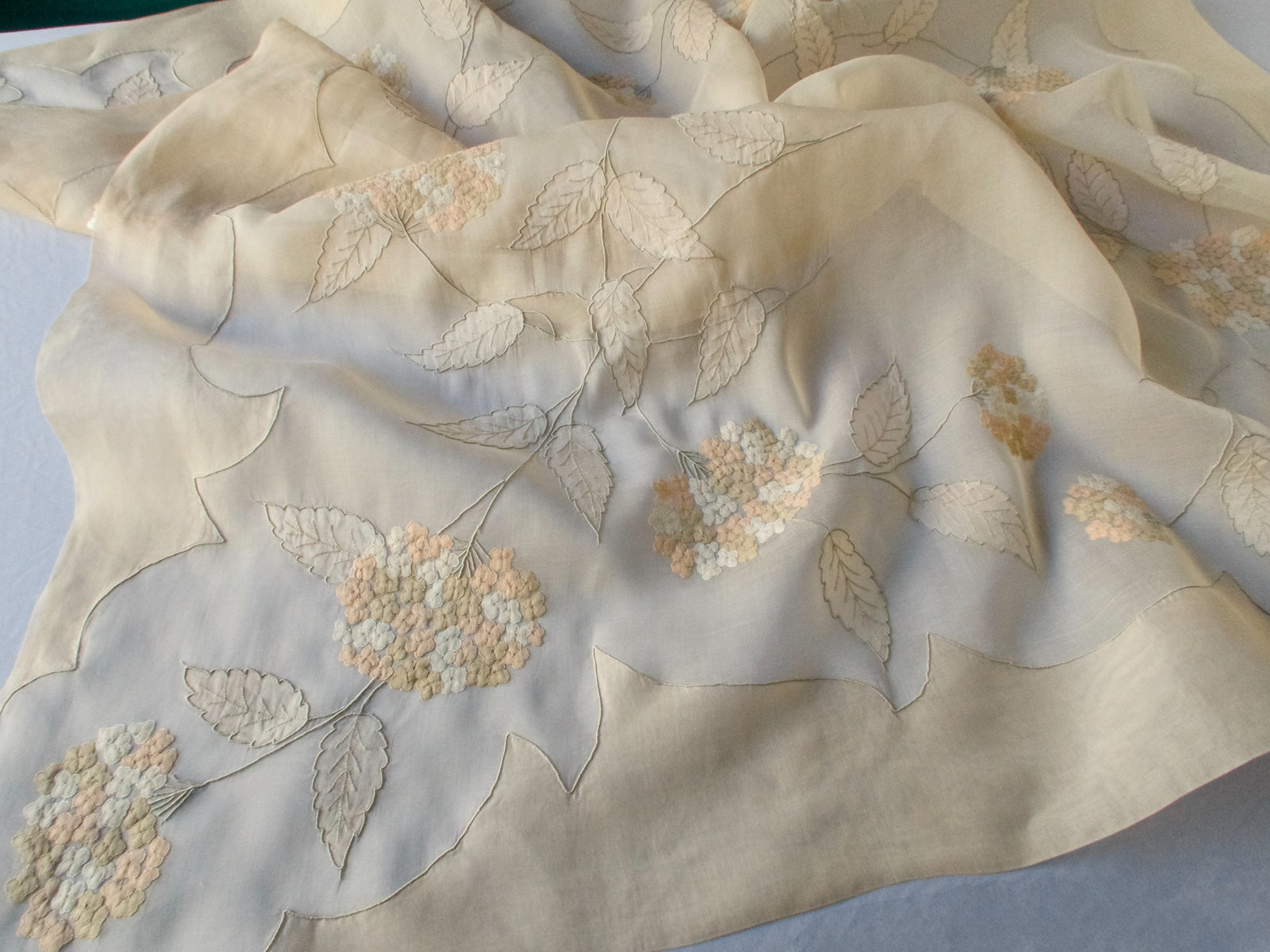 "Hydrangea" Vintage Marghab Organdy 44" Tablecloth, 6 Napkins