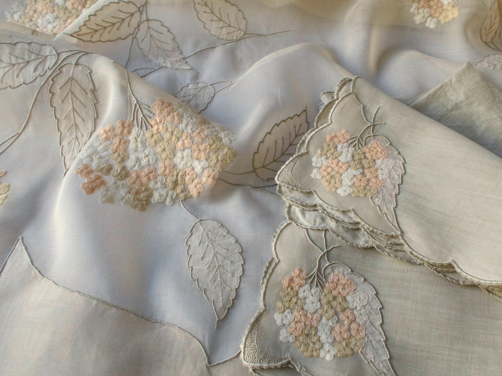 "Hydrangea" Vintage Marghab Organdy 44" Tablecloth, 6 Napkins