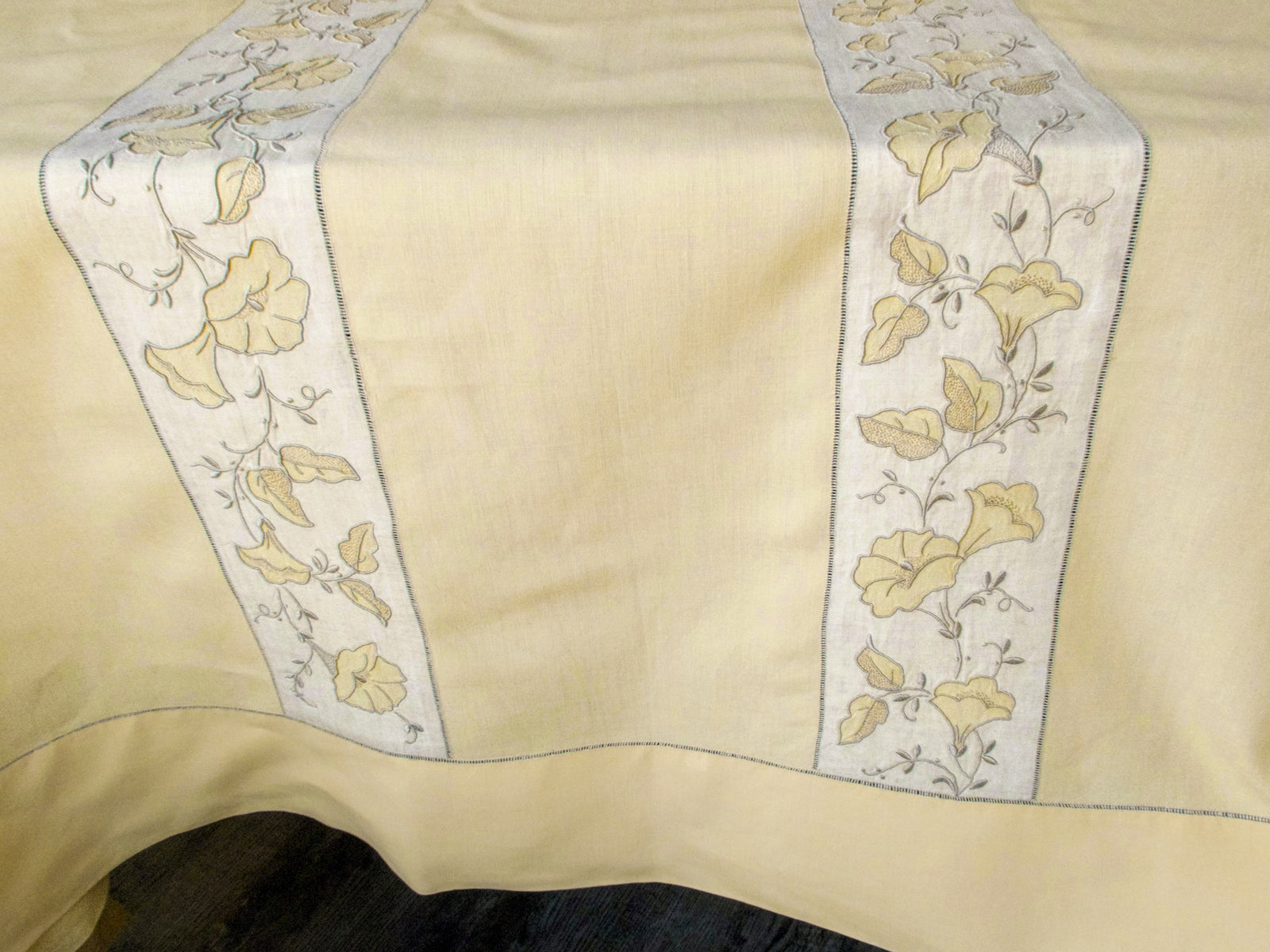 "Morning Glory" Vintage Marghab Tablecloth & 12 Napkins - 70" x 106"