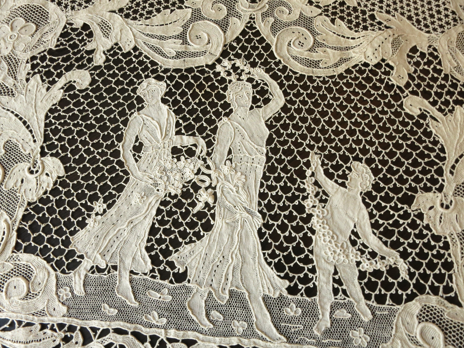 Four Seasons Antique Lace Table Runner 22x58"