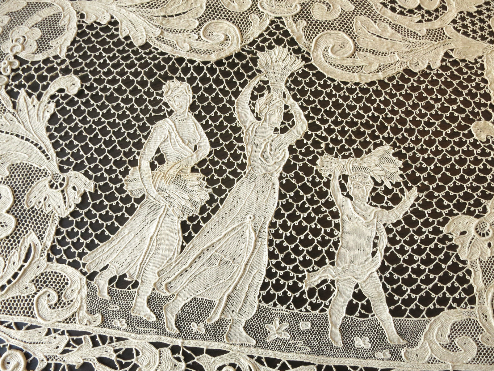 Four Seasons Antique Lace Table Runner 22x58"