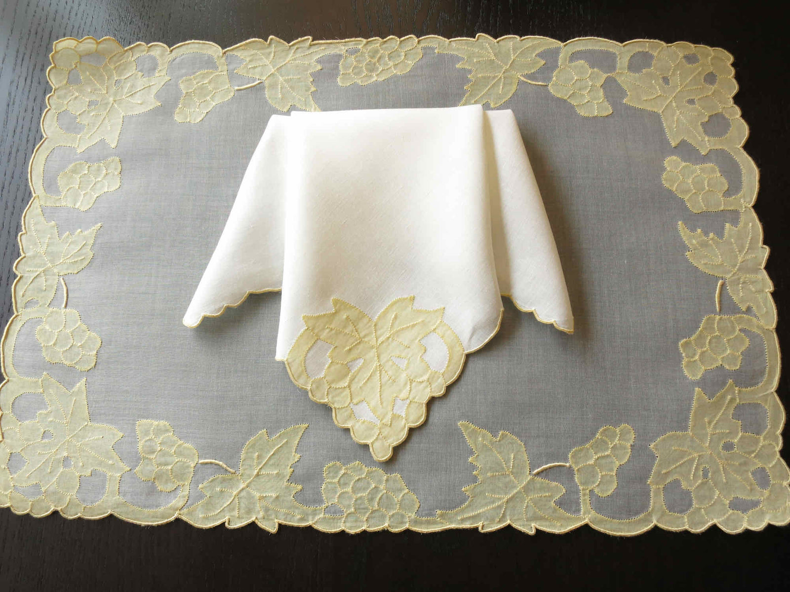 "Grape" Marghab Vintage Madeira 16pc Placemat Set for 8
