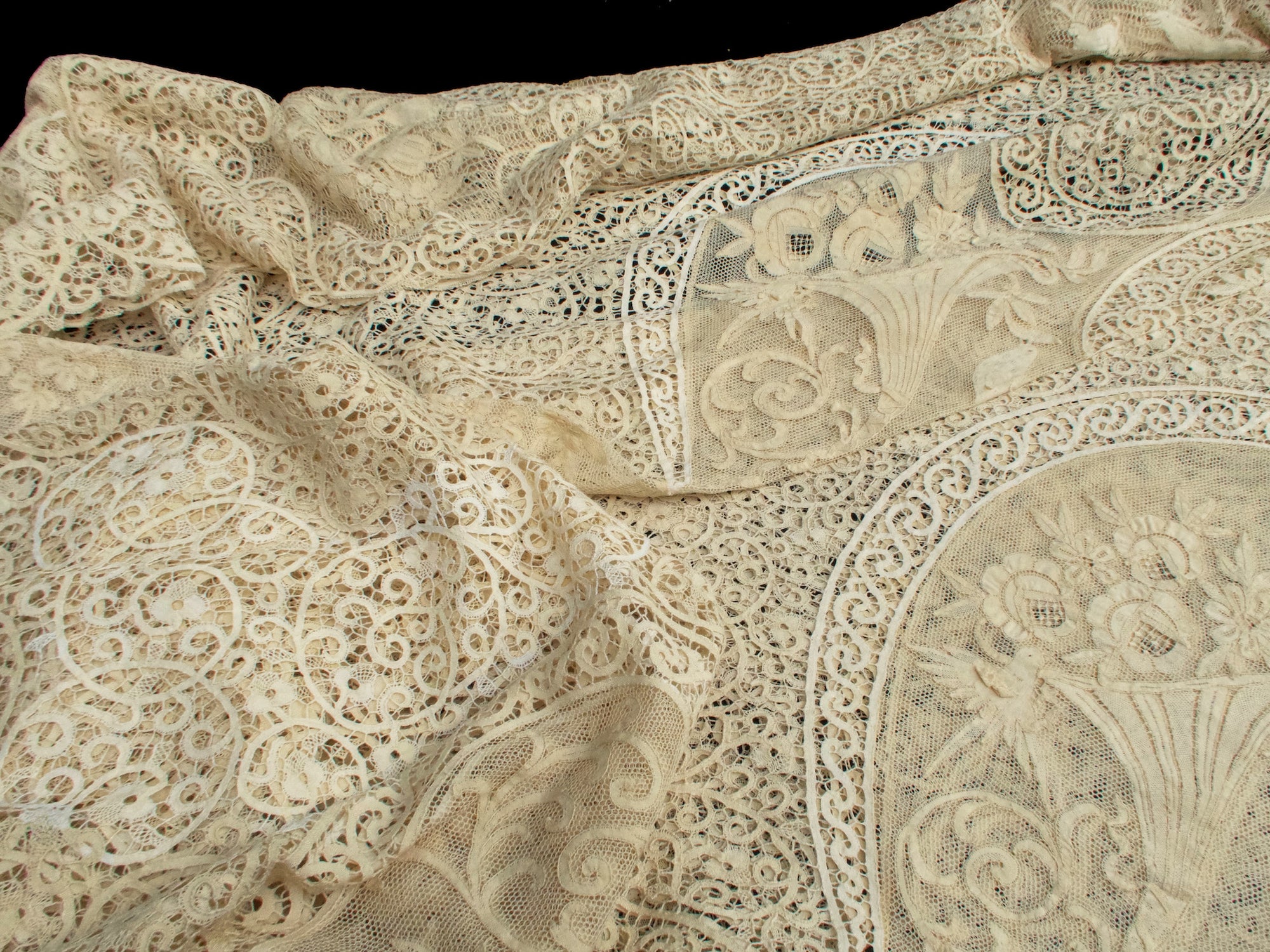 Stunning XL Vintage Italian Cantu Lace Tablecloth 74x250"