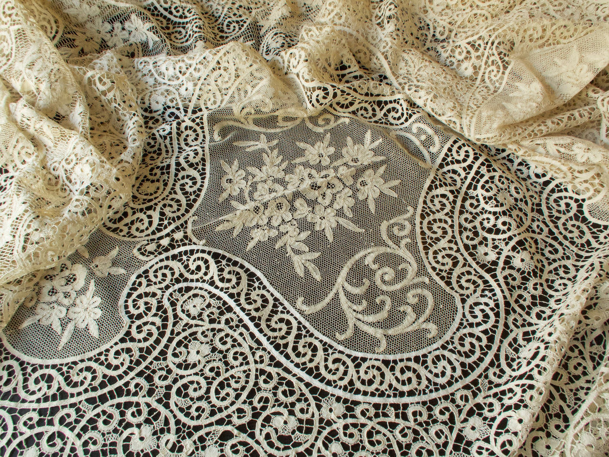 Stunning XL Vintage Italian Cantu Lace Tablecloth 74x250&quot;