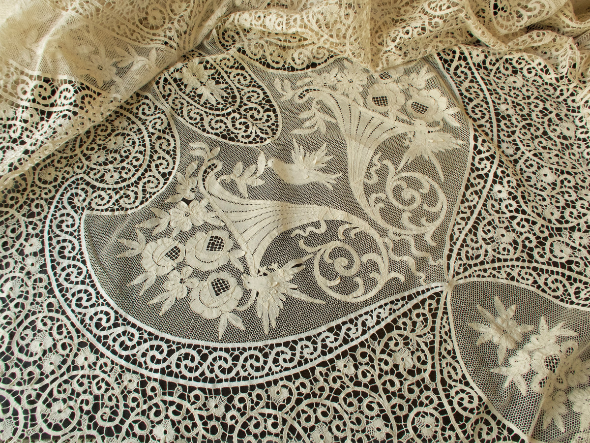 Stunning XL Vintage Italian Cantu Lace Tablecloth 74x250&quot;
