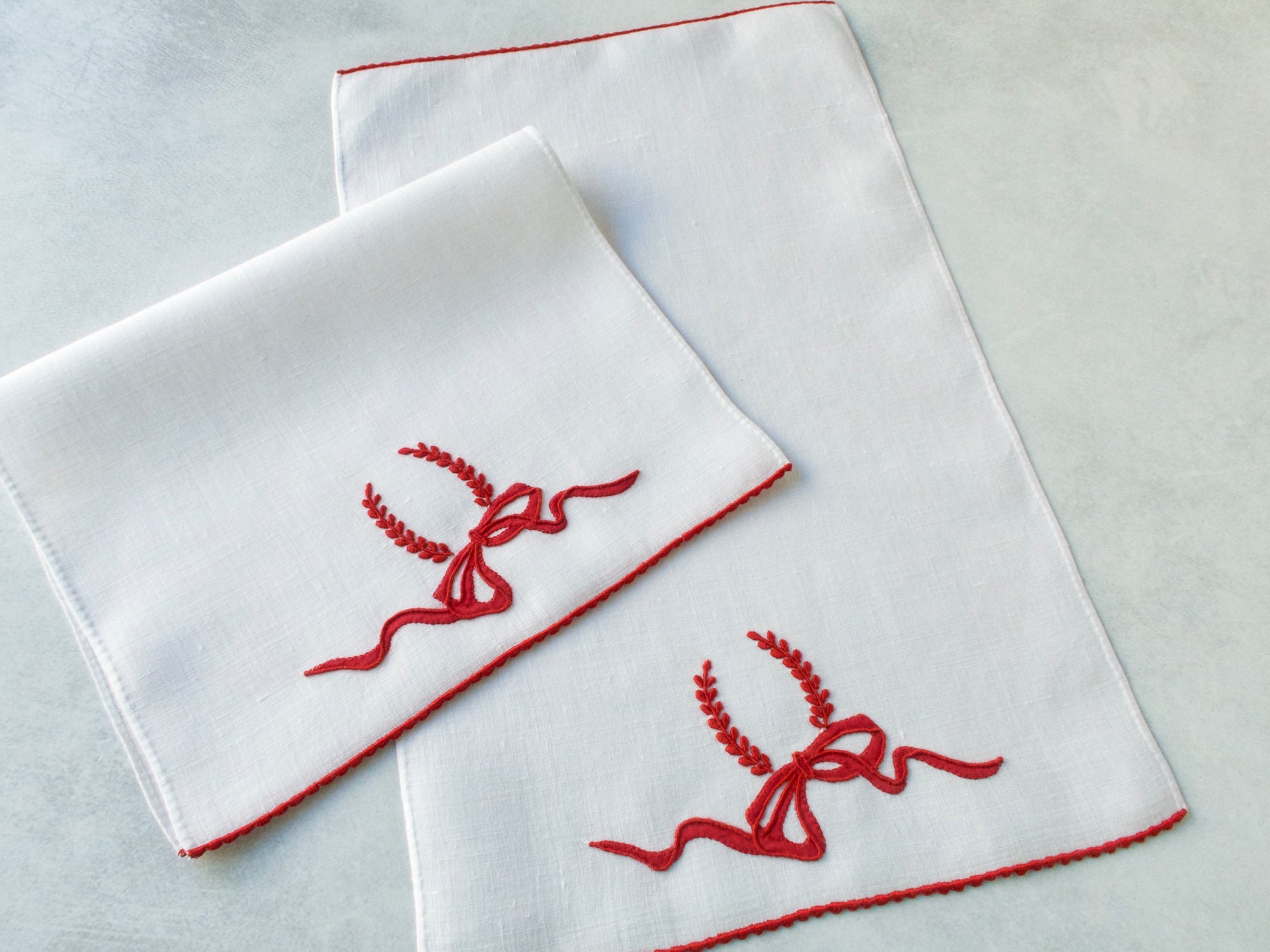 "Wreath & Ribbon" Vintage Marghab Linen Fingertip Towels