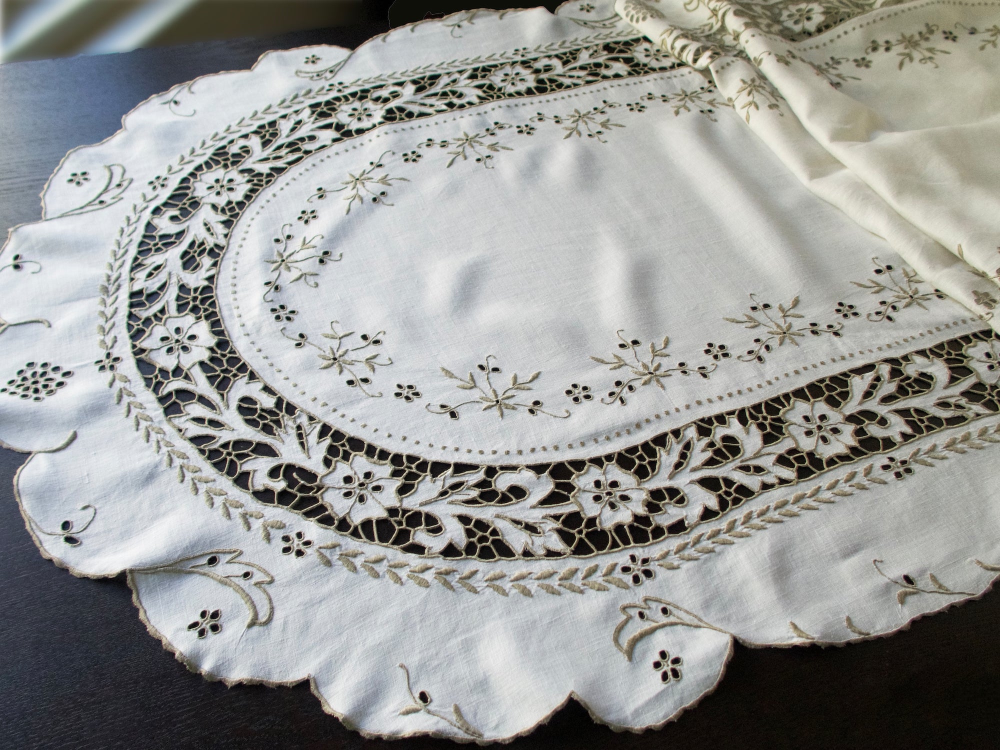 Vintage Madeira Oval Linen Table Runner, 30x90"