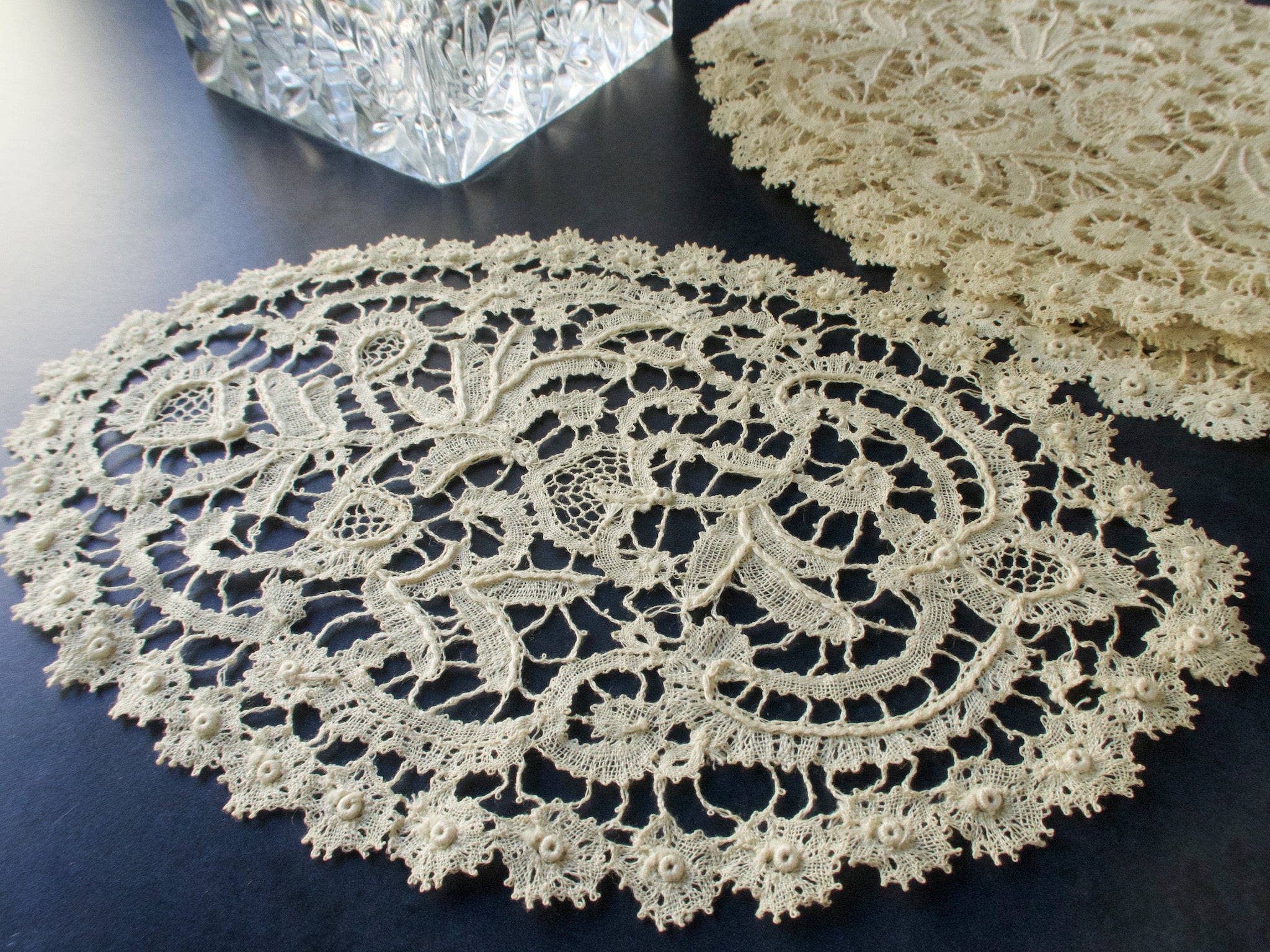 趣味 The Technique of Rosaline Lace Vintage Rosaline Lace Oval Cocktail Napkins, Set of 8 - Things