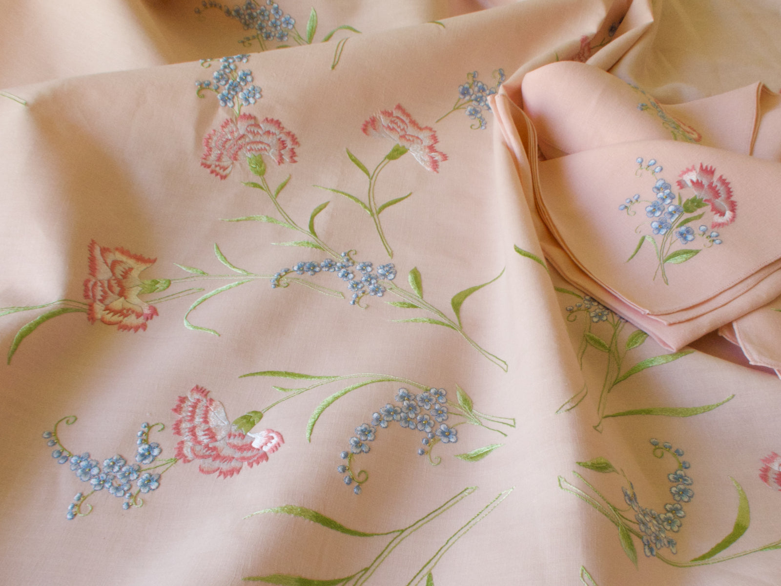 Dianthus Vintage Hand Embroidered 94" Round Tablecloth 24 Napkins