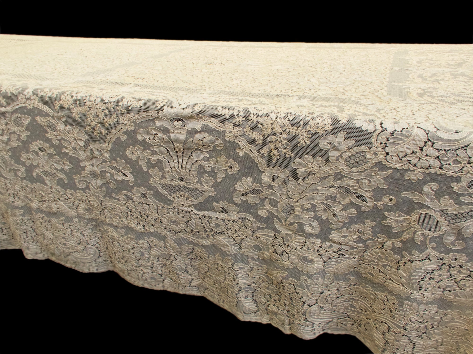 Lush & Beautiful Vintage French Alencon Lace Tablecloth 68x128