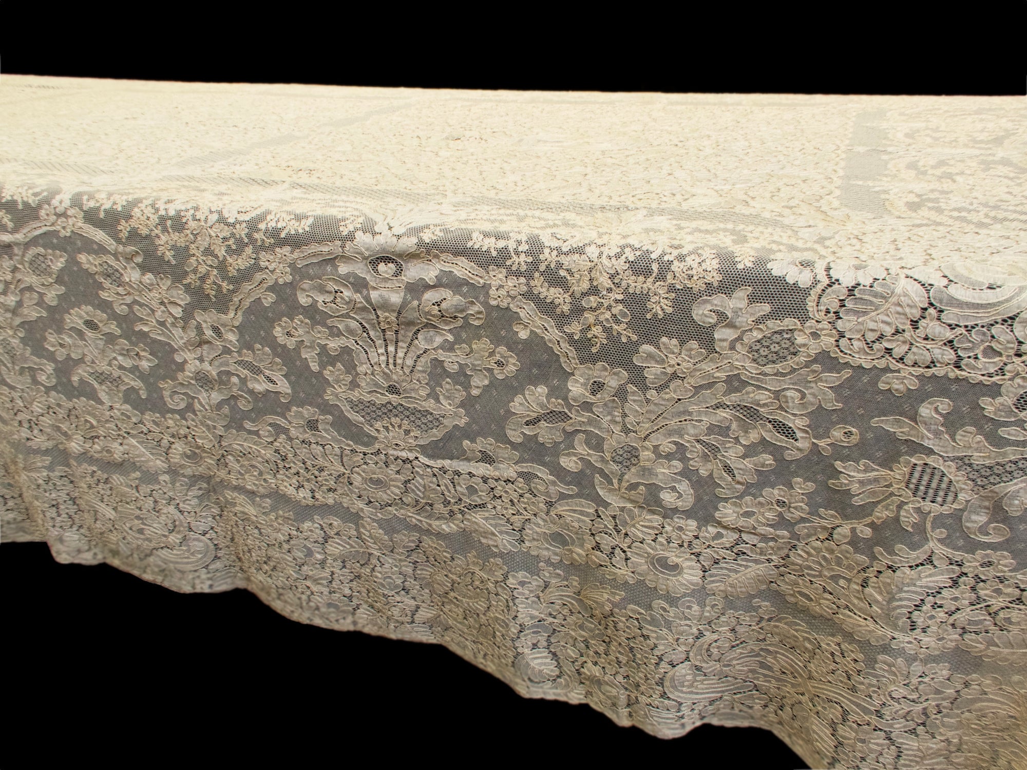 Lush & Beautiful Vintage French Alencon Lace Tablecloth 68x128"