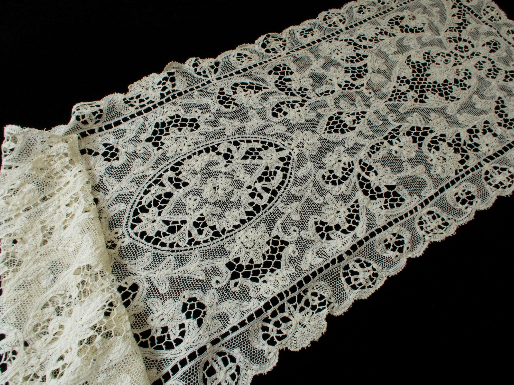 Vintage Renaissance Lace Table Runner 17x52"