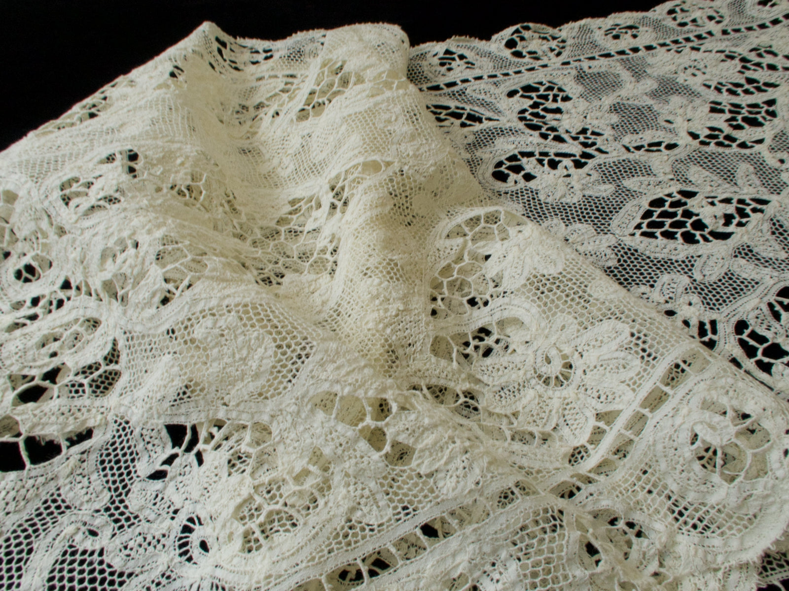 Vintage Renaissance Lace Table Runner 17x52"