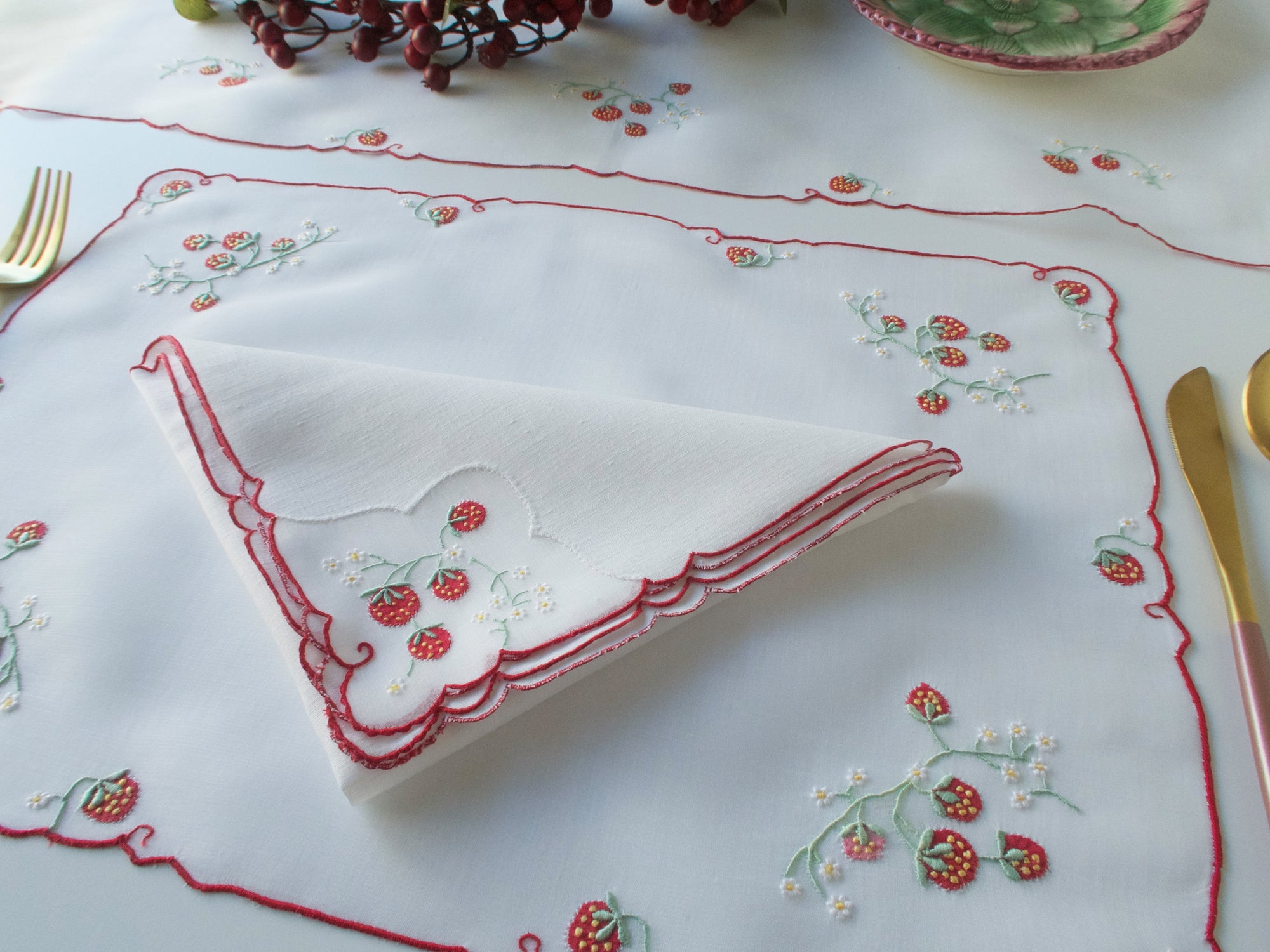 Strawberries Vintage Madeira 17pc Placemat Set for 8
