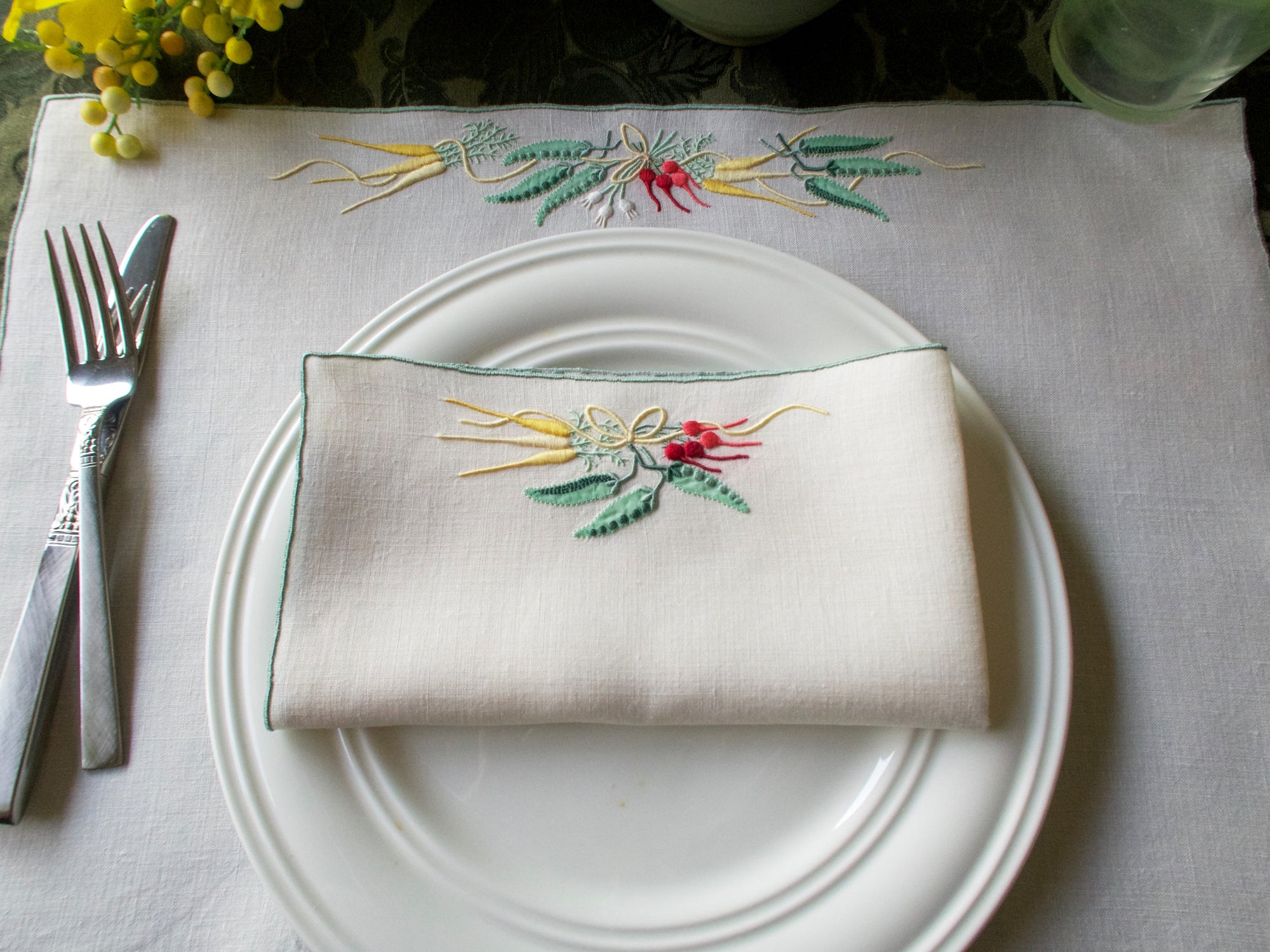 "Carrots and Peas" Vintage Marghab Linen 8pc Placemat Set for 4