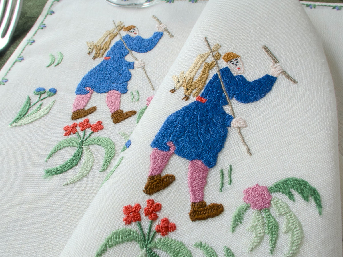 Rapisardi placemat and napkin showing embroidered medieval hunting figure with game