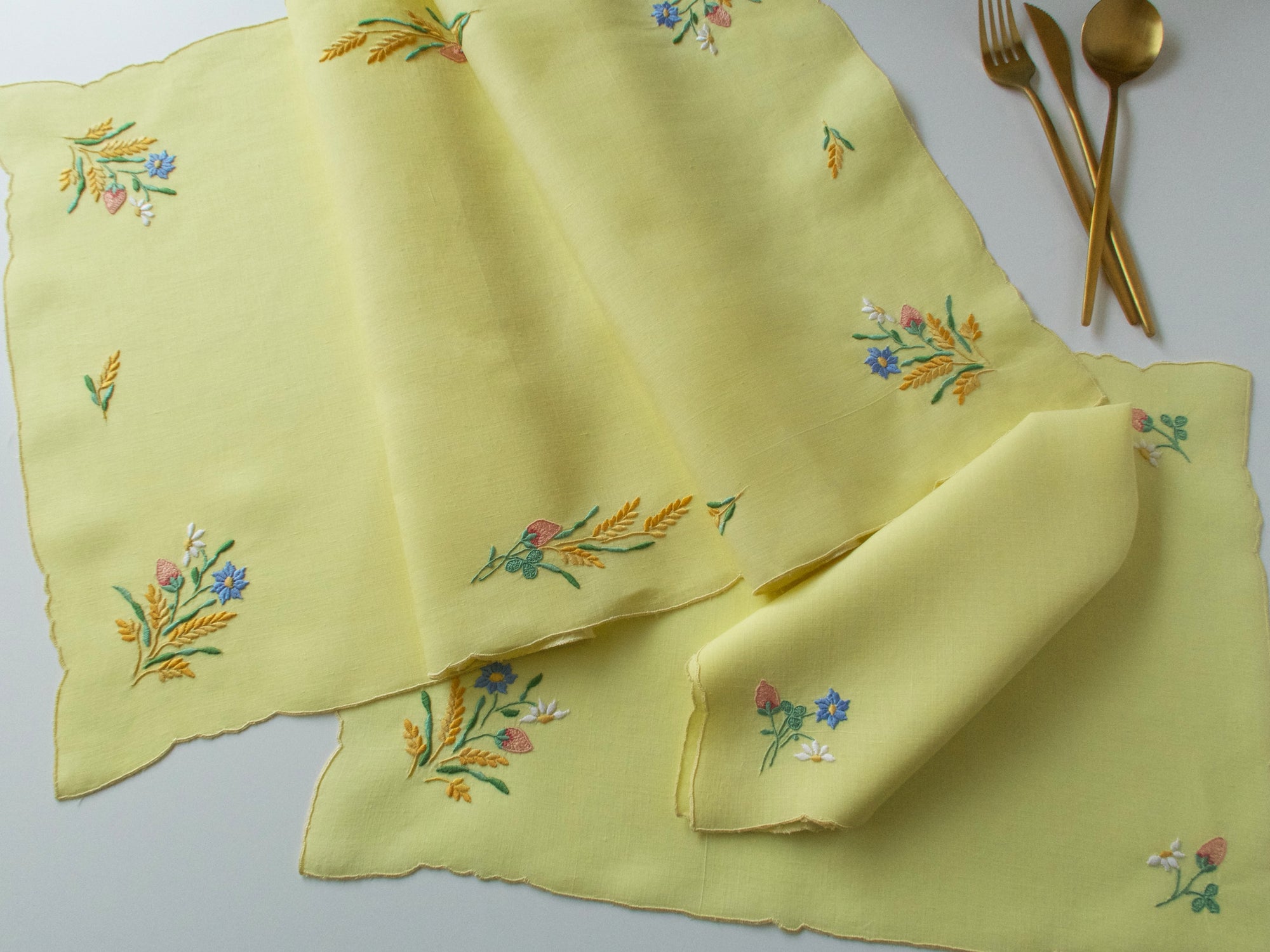 Flowers on Yellow Vintage Madeira Linen 17pc Placemat Set for 8