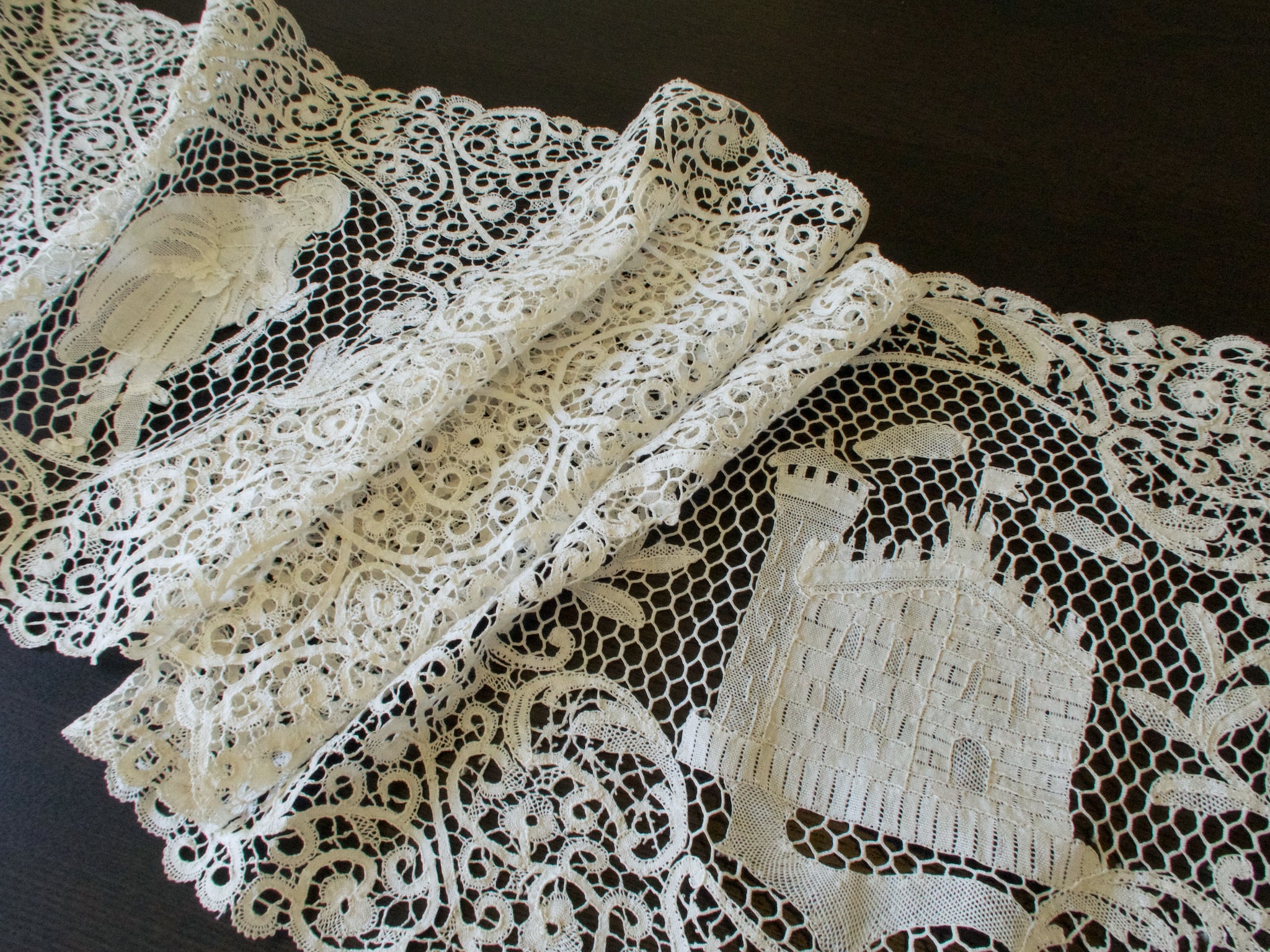 Antique Cantu Lace Table Runner Castles and Troubadours 10x116