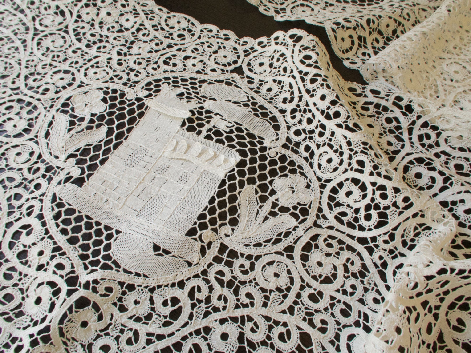 Antique Cantu Lace Table Runner Castles and Troubadours 10x116"