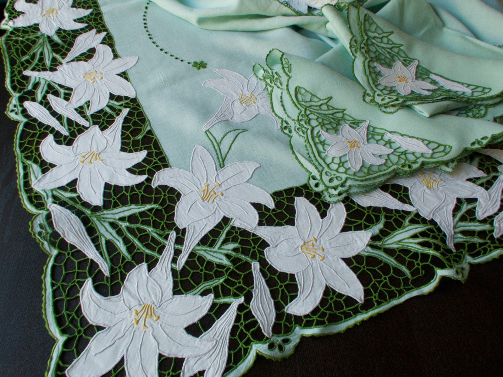 Lilies Vintage Madeira Richelieu Green Tablecloth 66x102 with 12 Napkins