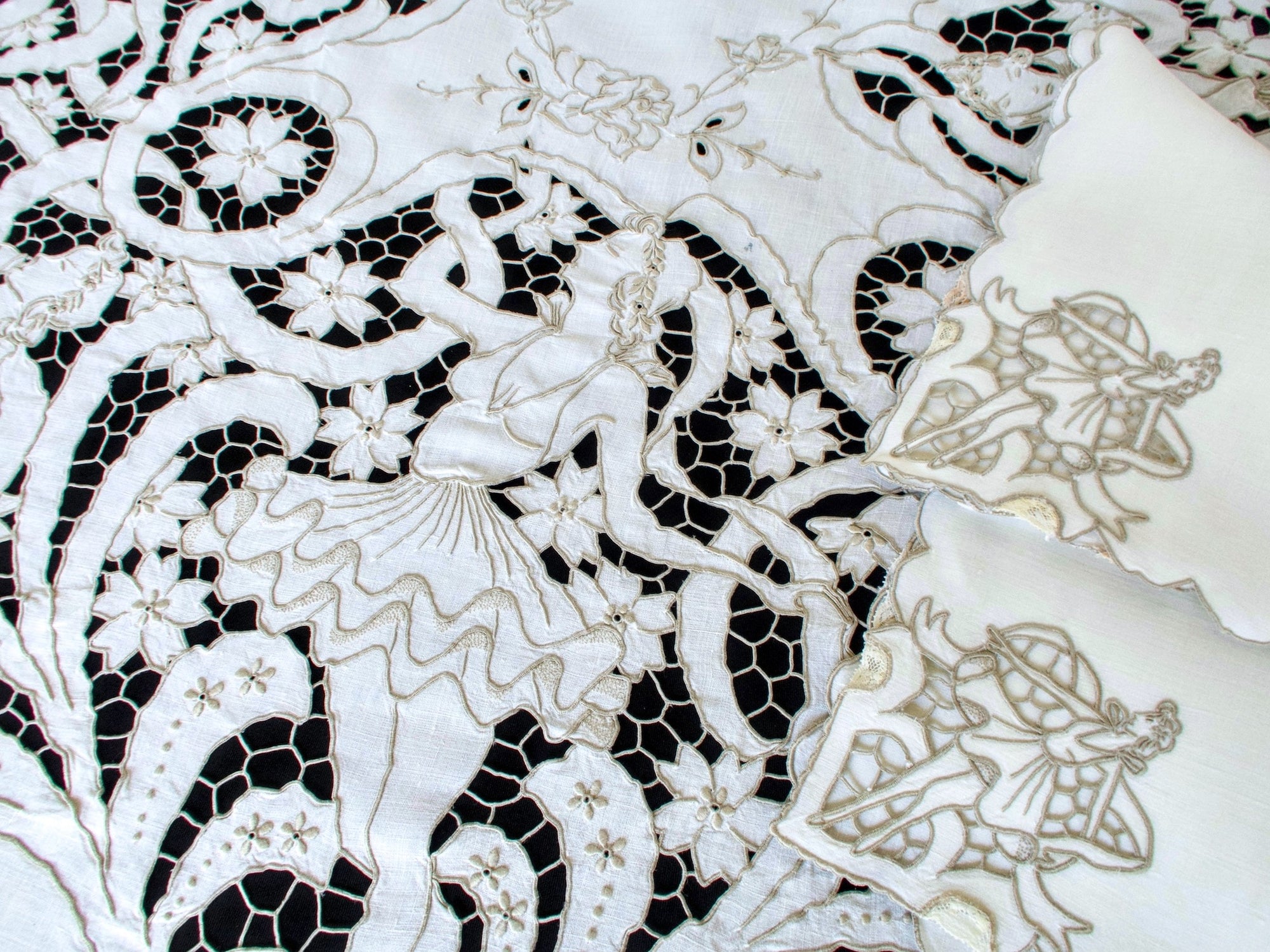 The Ballet Vintage Madeira Tablecloth & 12 Napkins 72x100