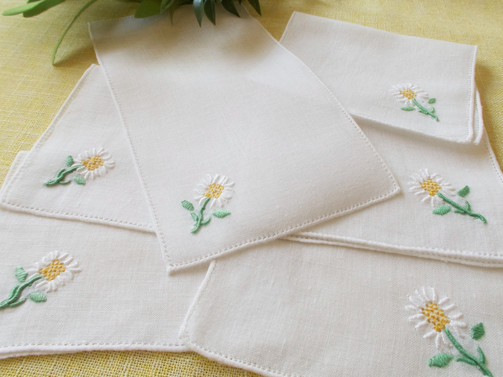 Daisies Vintage Italian Cocktail Napkins, Set of 6 Things Most Delightful