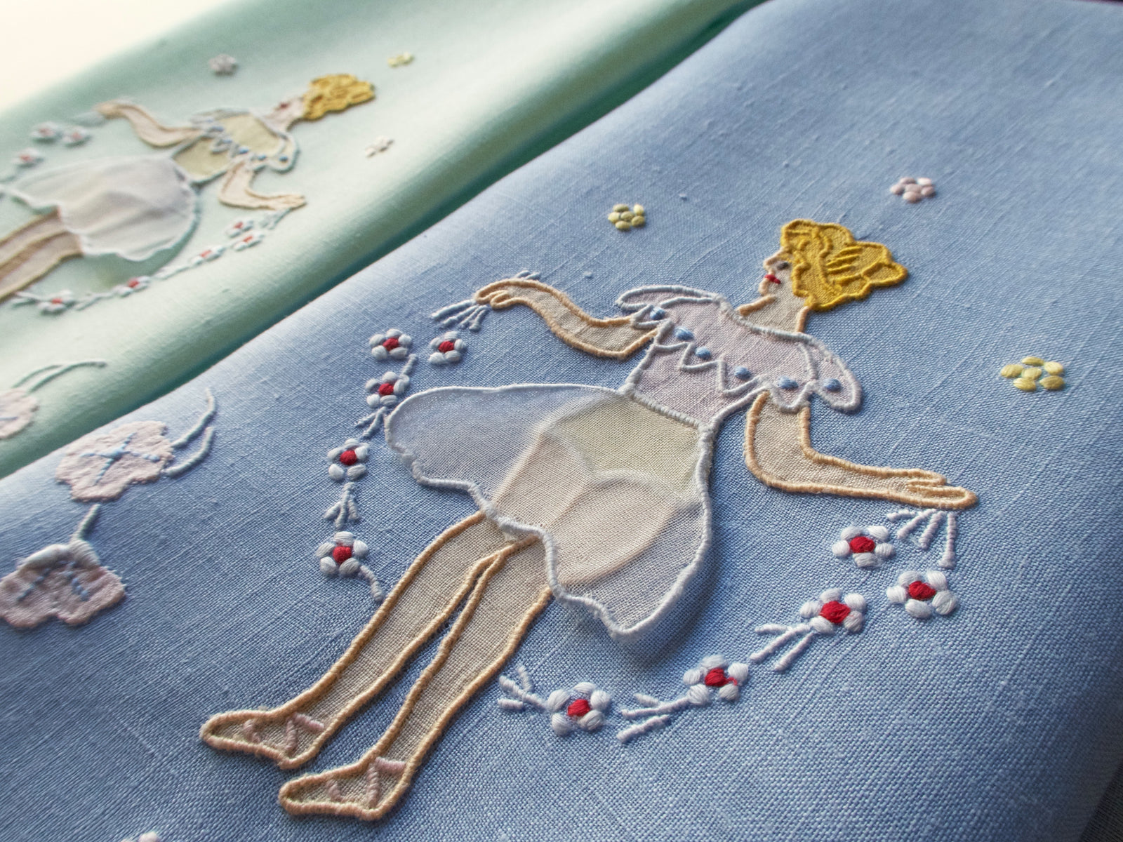 Peekaboo Skirts Vintage Madeira Linen Guest Towels, Set of 2