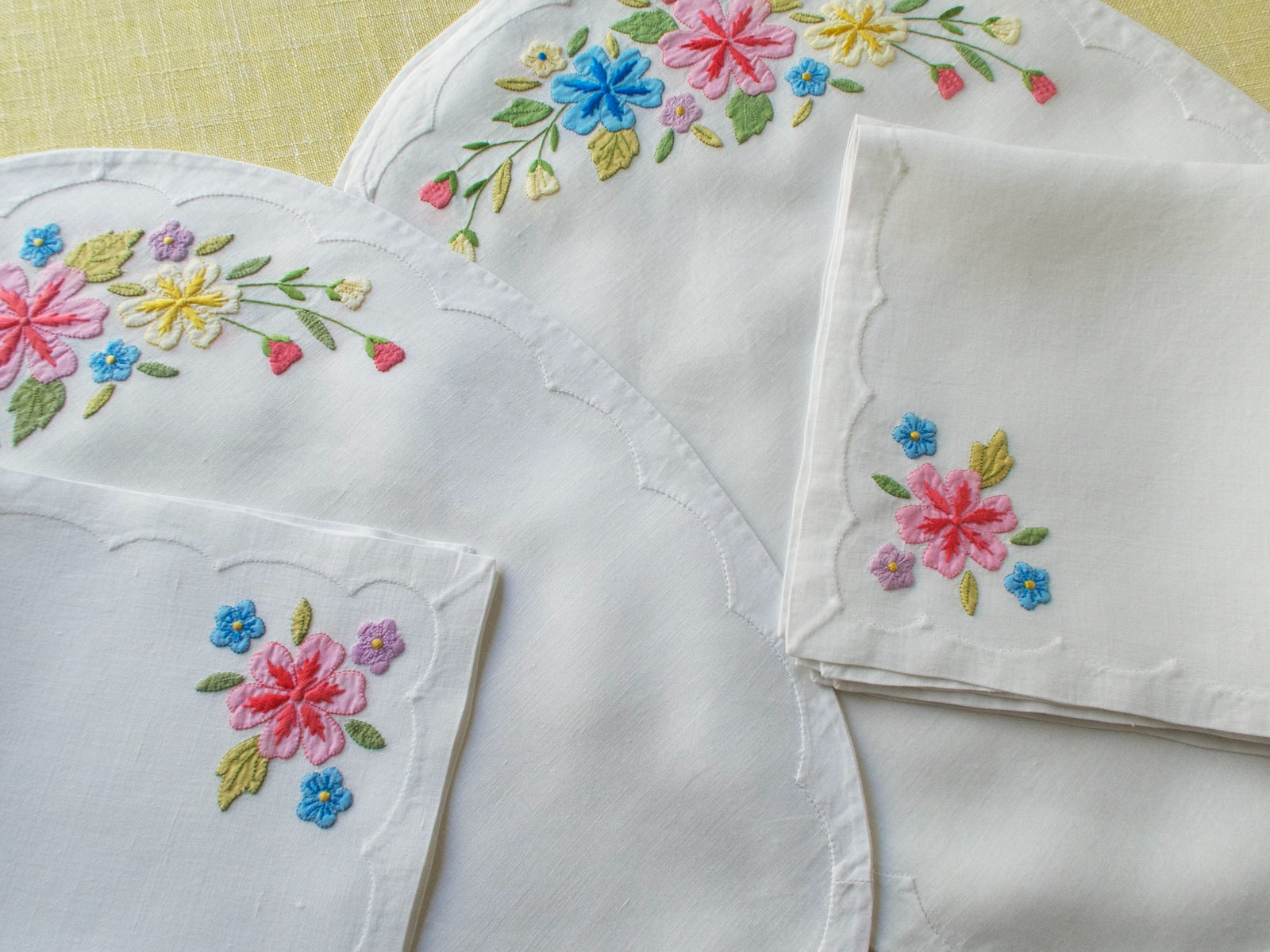 Vibrant Flowers Vintage Madeira Linen 12pc Placemat Set for 6