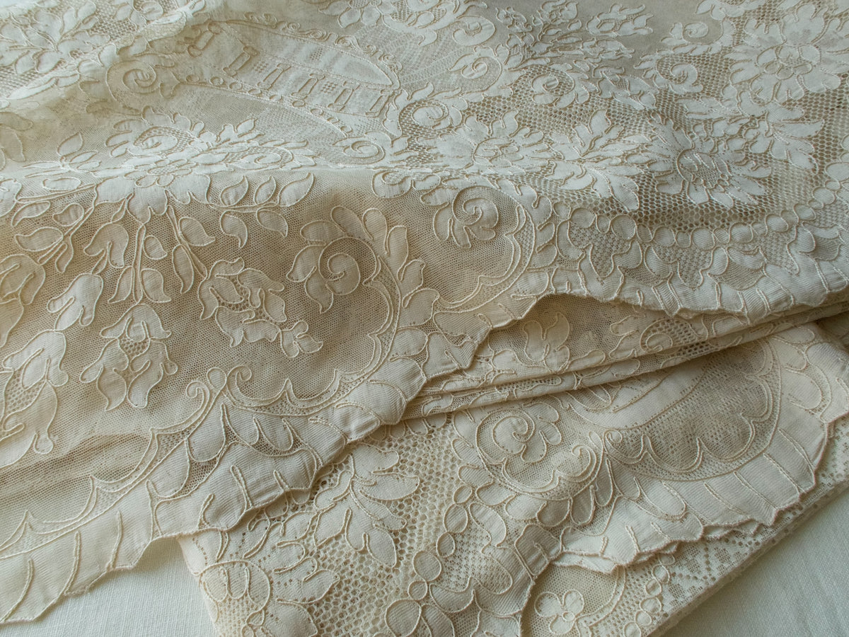 Venice Scenes Winged Horses Vintage Alencon Lace 108&quot; Tablecloth 12 Napkins