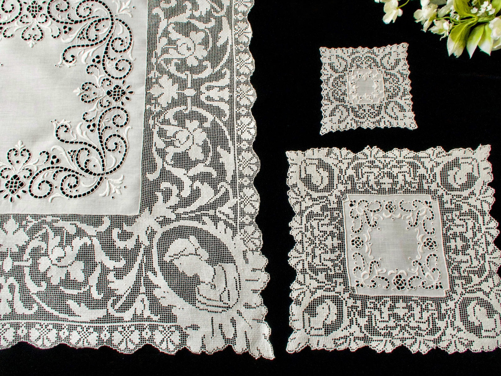 Striking & Unusual Vintage Lace 17 pc Placemat Set for 8