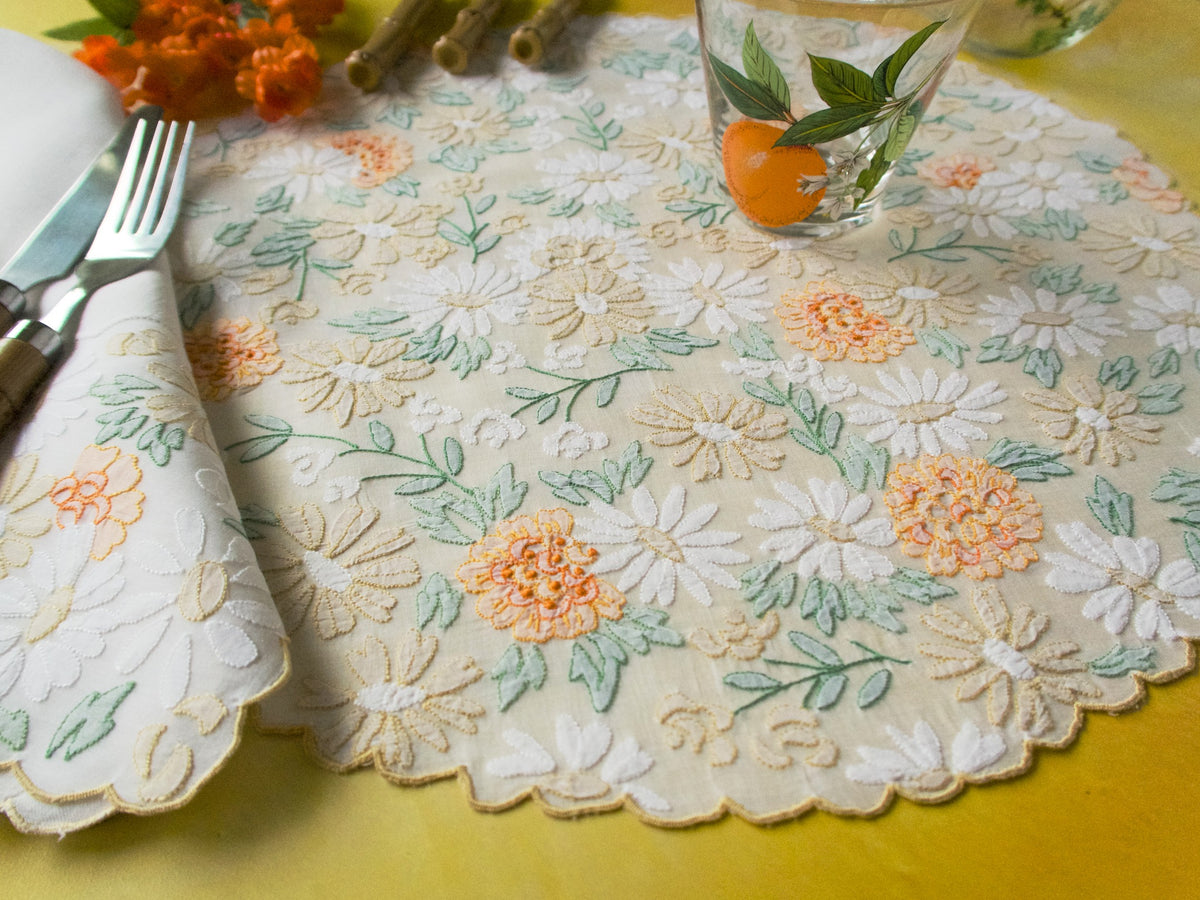 Dazzling Vintage Madeira 16pc Round Placemat Set for 8