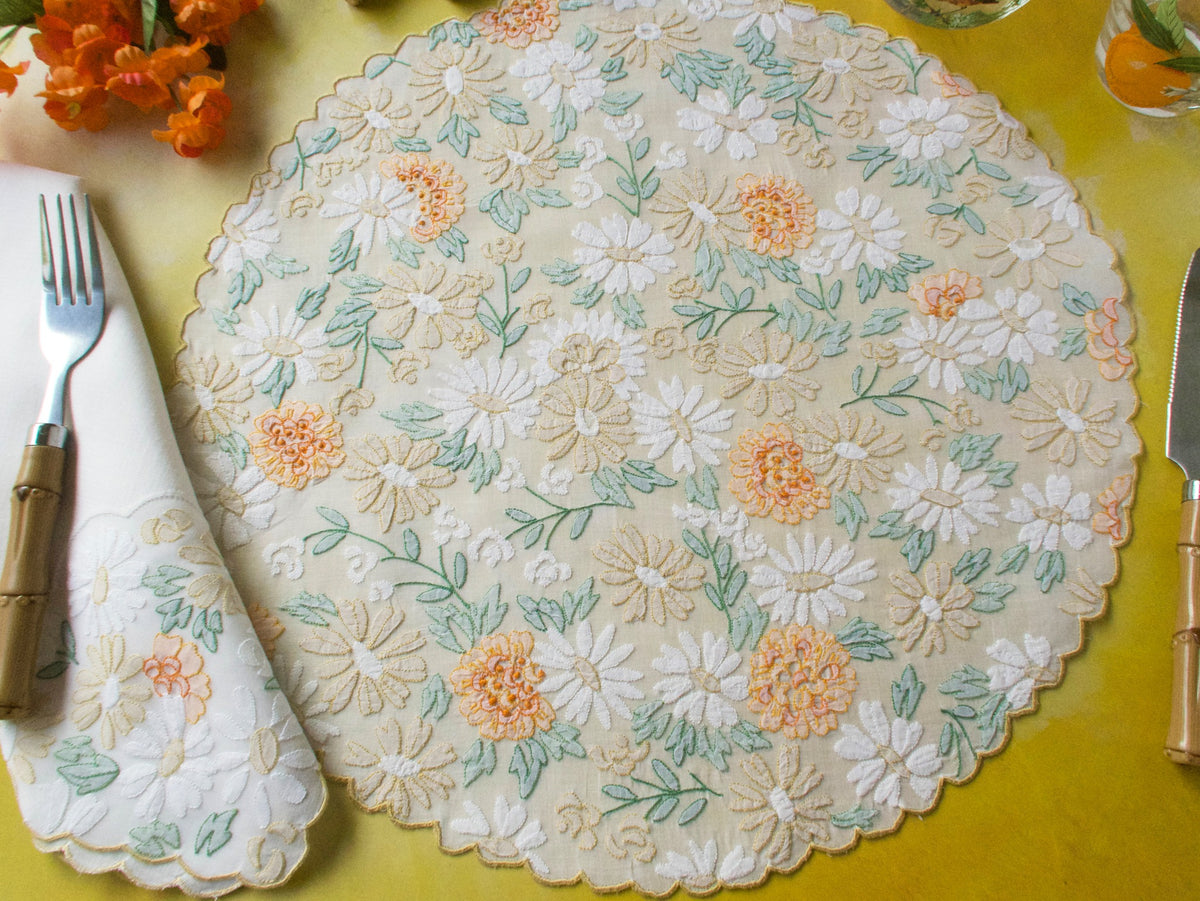 Dazzling Vintage Madeira 16pc Round Placemat Set for 8