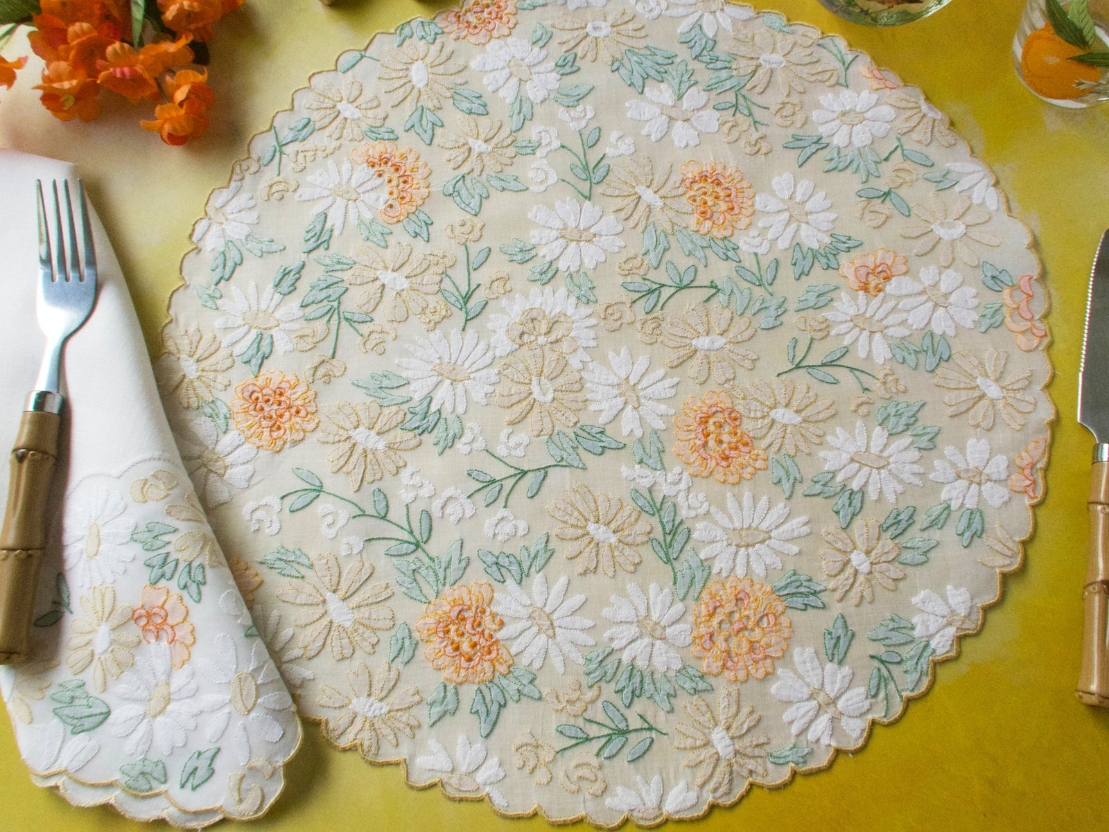 Dazzling Vintage Madeira 16pc Round Placemat Set for 8