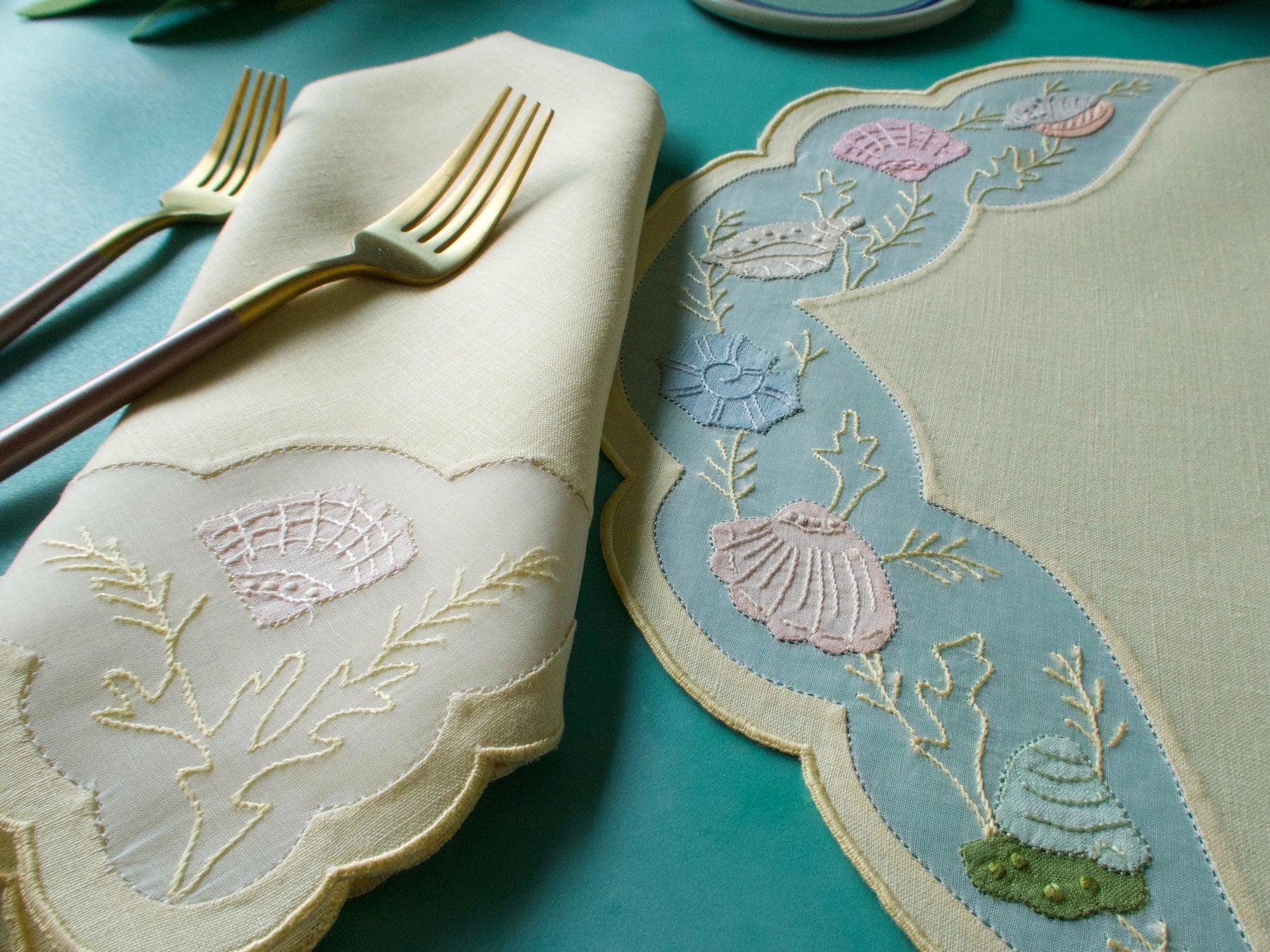 Sea Shells Vintage Madeira Yellow Linen 16pc Placemat Set for 8