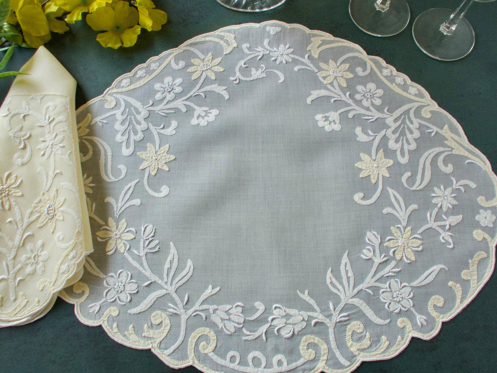 Striking & Lovely Vintage Madeira 12pc Placemat Set for 6