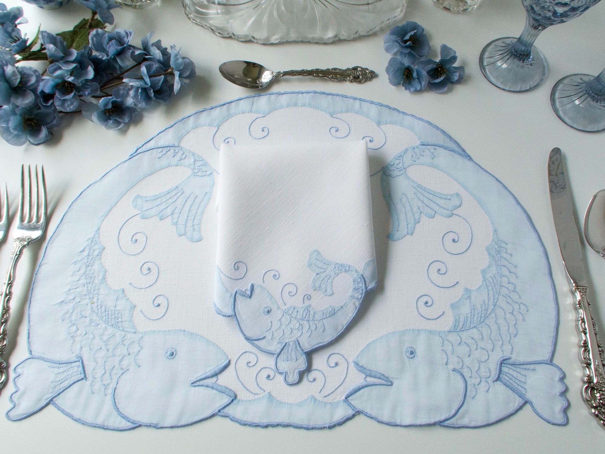 Sculpted Fish Vintage Madeira Linen 16pc Placemat Set for 8